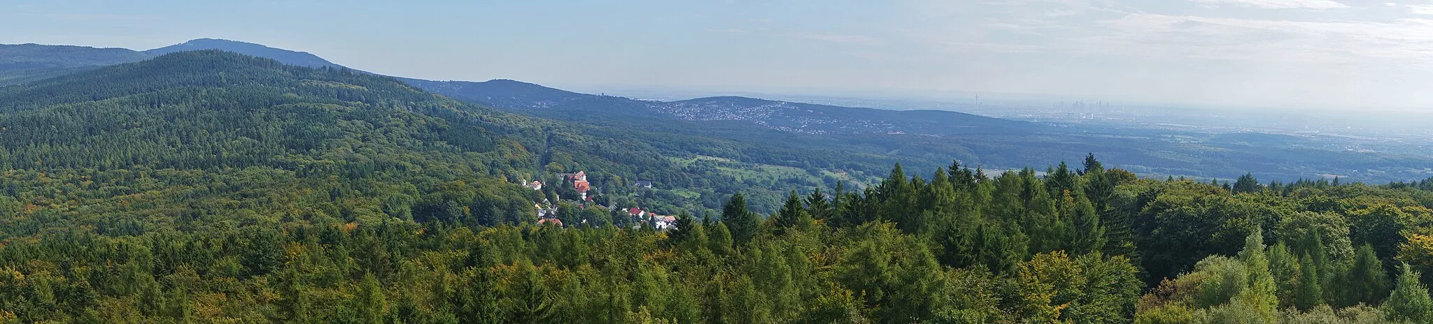 Photo showing: Blick vom Atzelbergturm nach Osten bis nach Frankfurt.