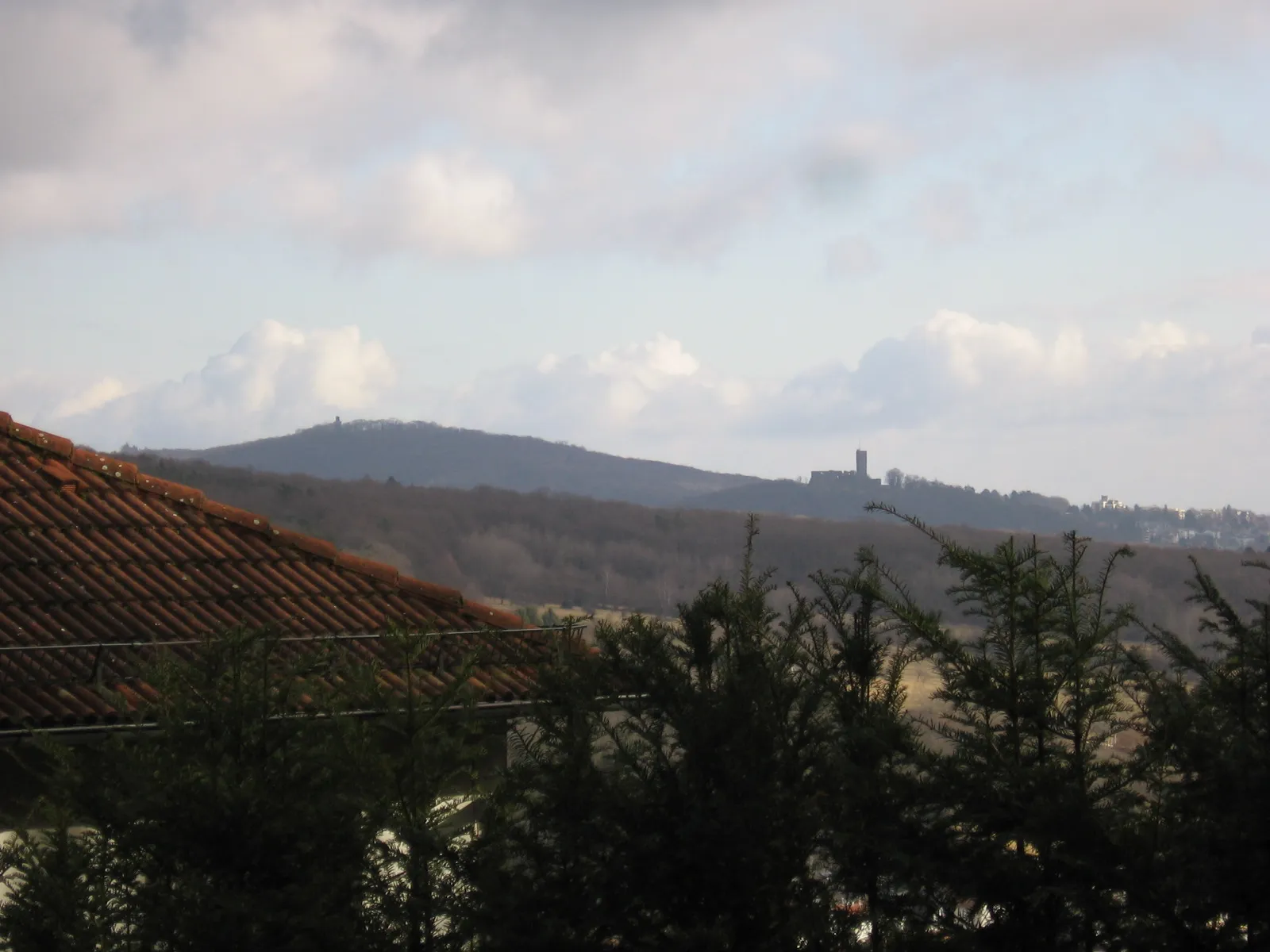 Photo showing: Burgturm_Falkenstein_-_links-_und_Burgruine_Königstein_von_Ruppertshain_- Bergrücken nach Eppenhain - aus_gesehen