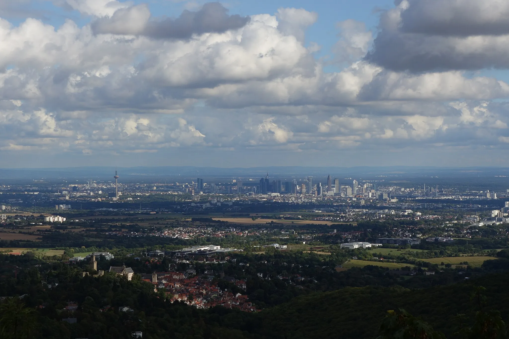 Photo showing: Blick von Burgruine Falkenstein (Taunus) auf Frankfurt und westliche Untermainebene. Im Vordergrund links: Burg Kronberg über dem Ort Kronberg