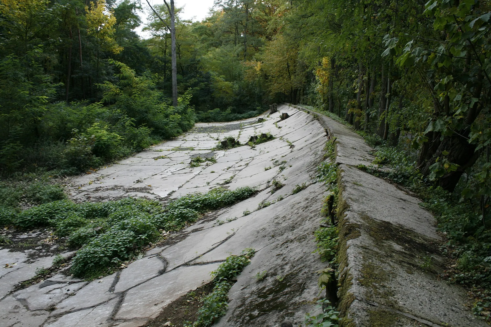 Photo showing: Remains of the north stand of the Opel race track near Rüsselsheim