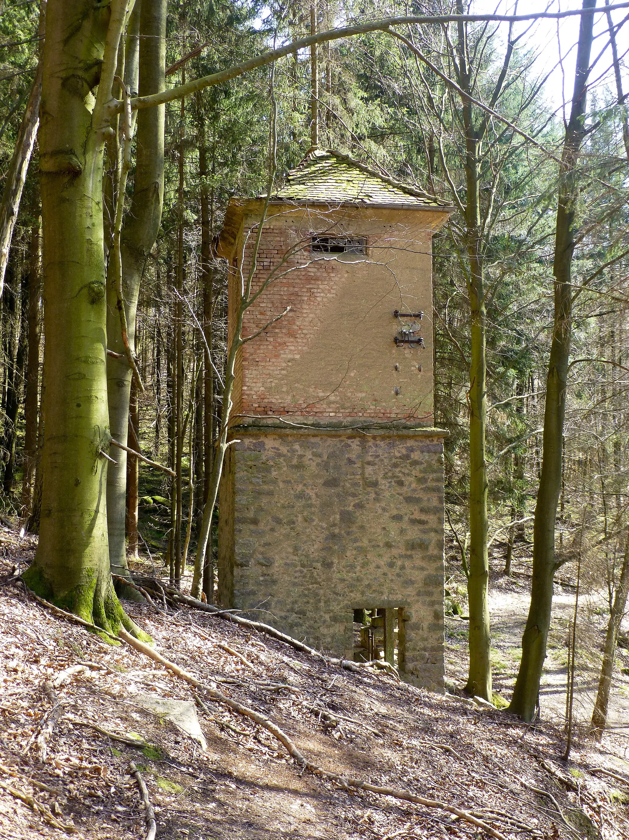 Photo showing: Altes Trafohäuschen nahe dem alten Steinbruch südlich oberhalb von Modautal-Webern