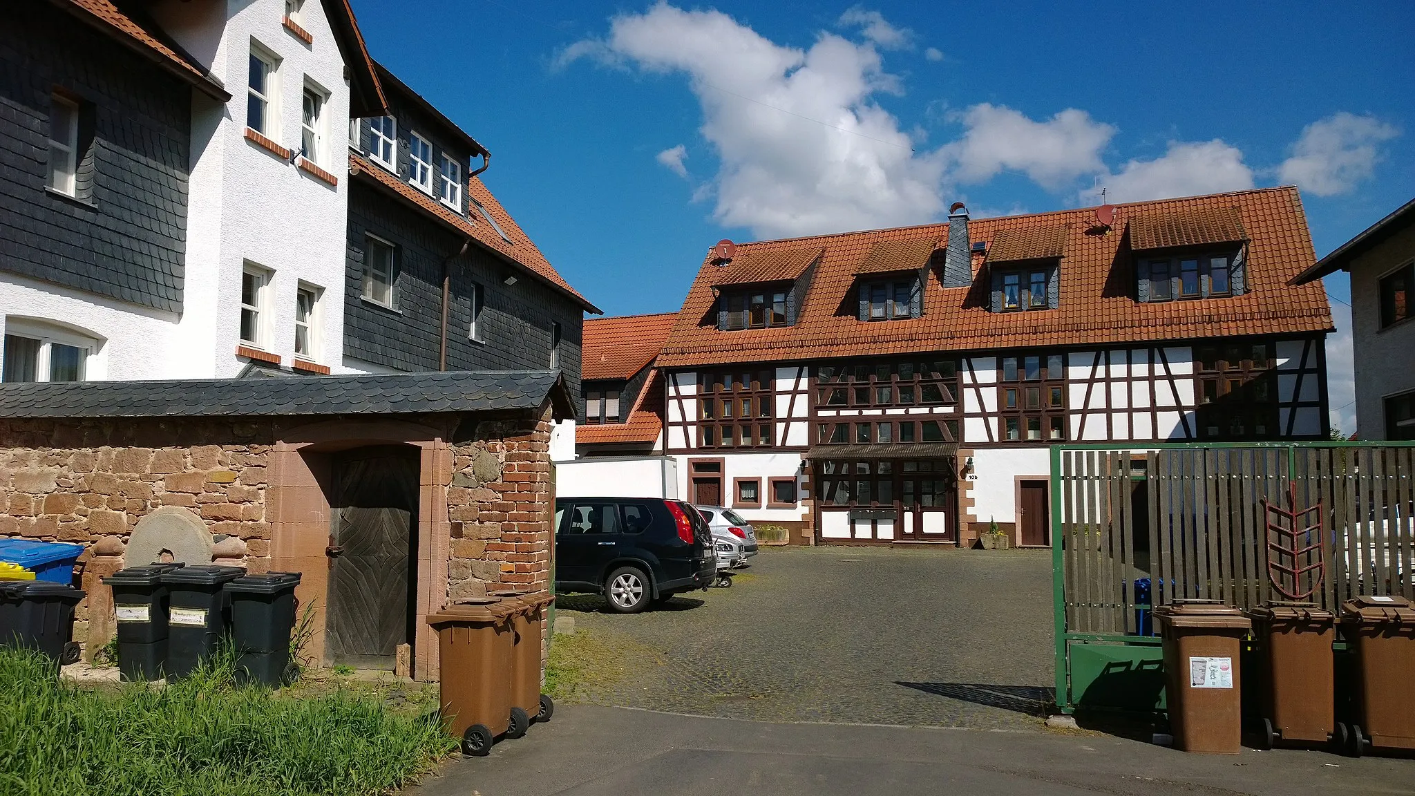 Photo showing: Die renovierten Mühlengebäude am Stau des Nebenarms der Nidder im Osten