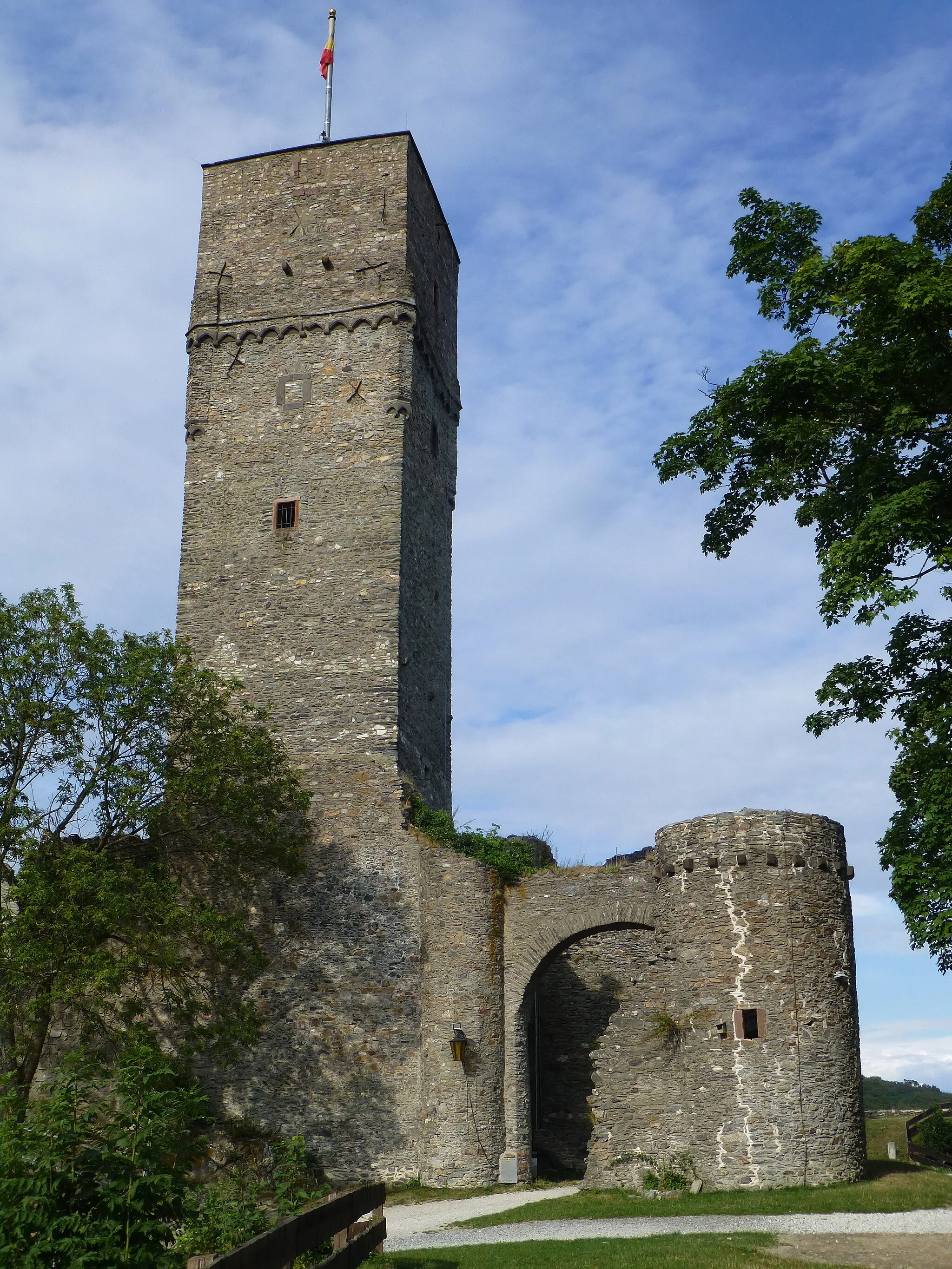 Photo showing: Burg Königstein; Bergfried und Torturm aus Südwesten