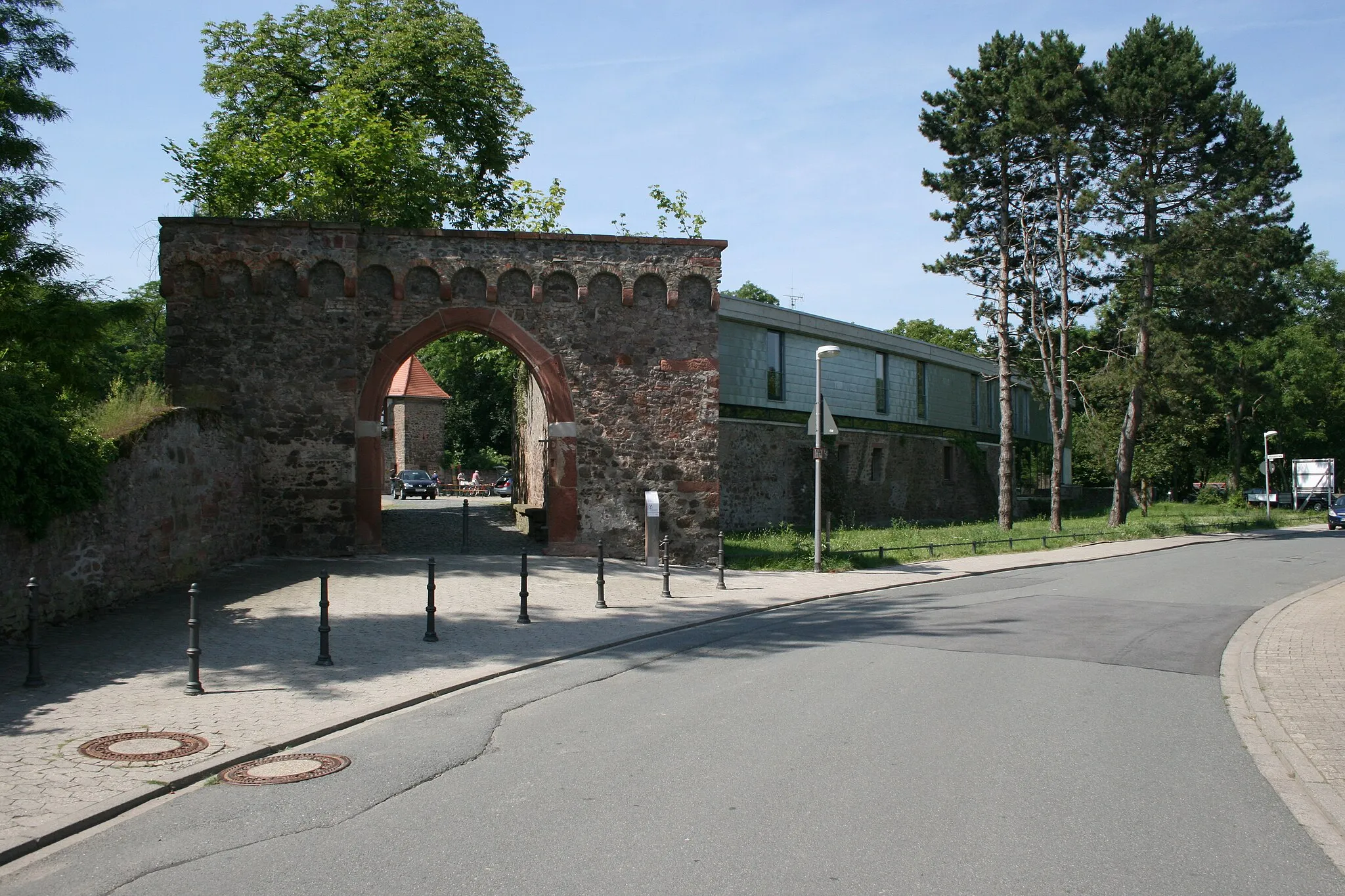 Photo showing: Schloss Dornberg bei Groß-Gerau in Hessen. Ansicht des Torbaus der Vorburg, rechts moderne Anbauten der Volkshochschule.