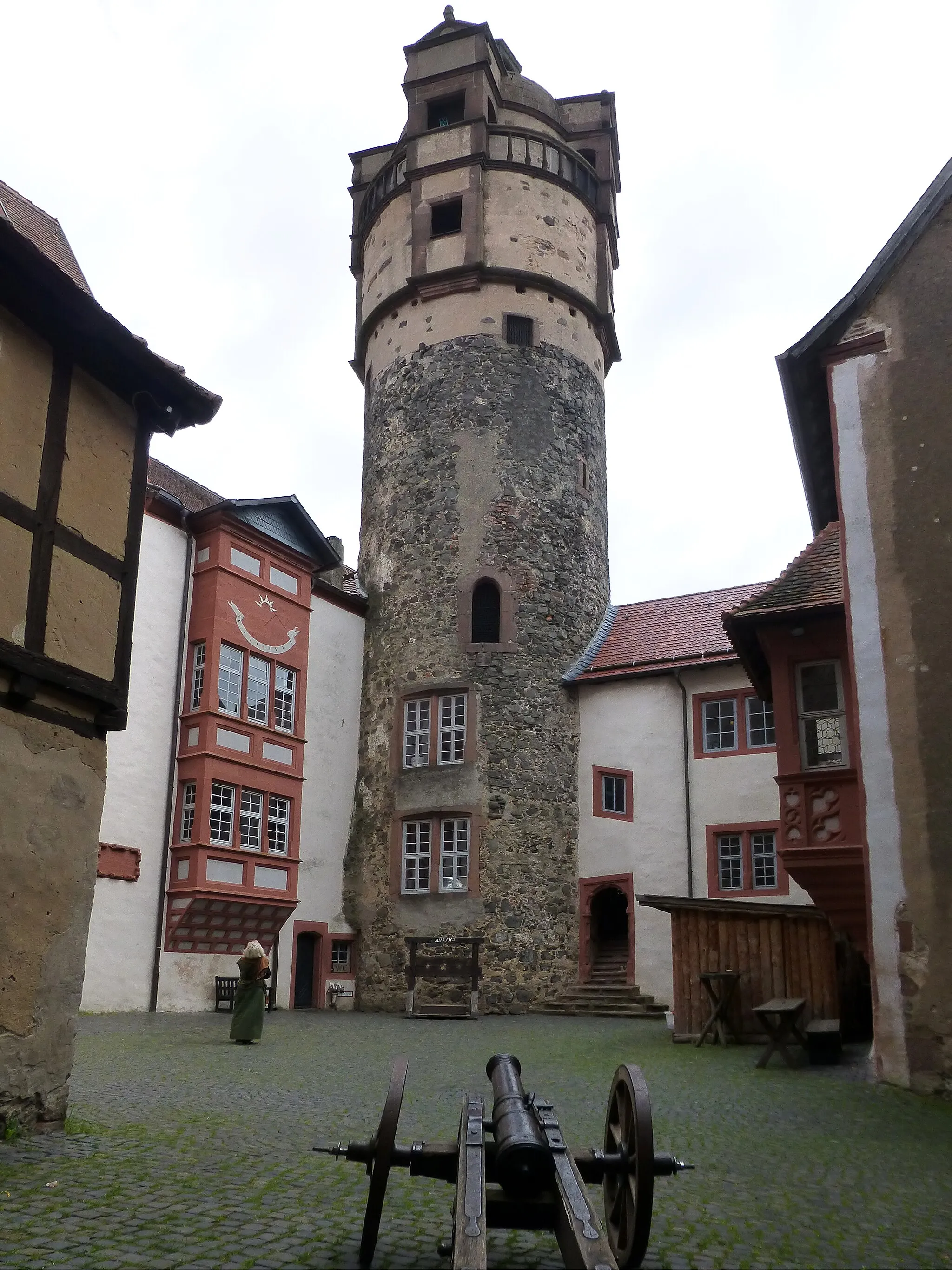 Photo showing: Bergfried Burg Ronneburg; Blick vom Oberen Burghof; rechts der Eingang zum Turm