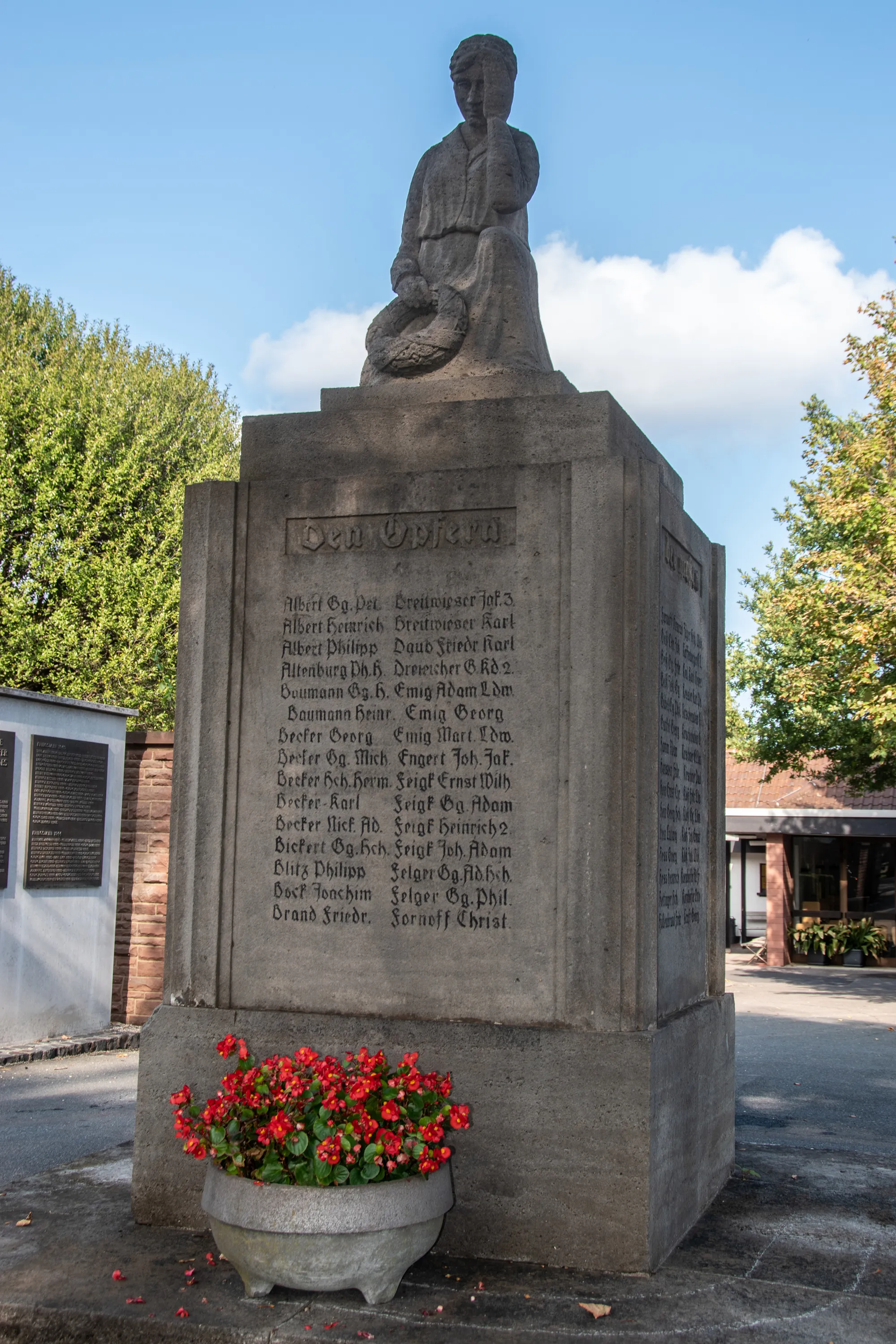 Photo showing: Gefallenendenkmal auf dem Friedhof von Roßdorf. Denkmalgeschütztes Monument.