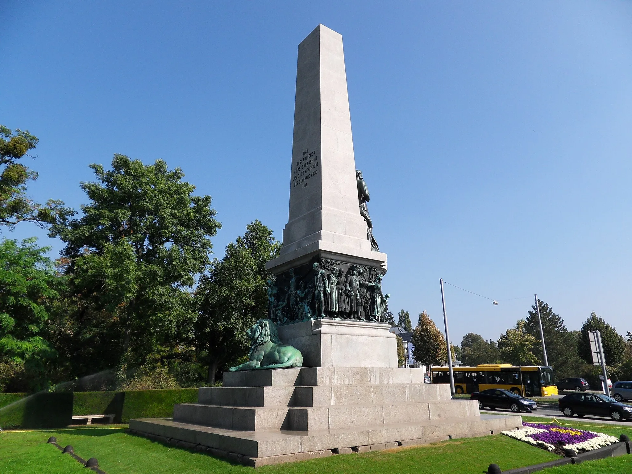 Photo showing: Landesdenkmal in Wiesbaden-Biebrich für Adolph, Herzog zu Nassau und später Großherzog von Luxemburg. Ansicht von Südwesten. Das Denkmal wurde nach einer Restaurierung wenige Tage zuvor neu enthüllt.