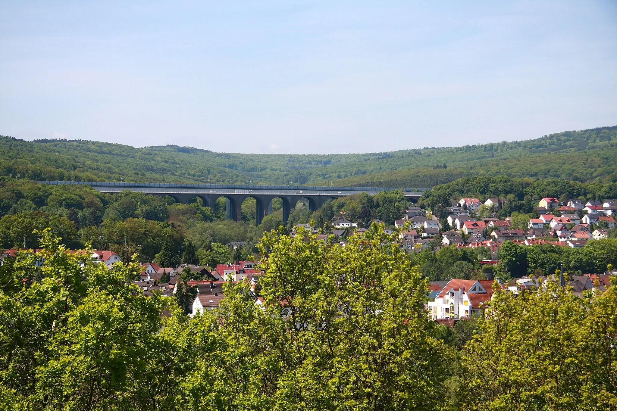 Photo showing: die Niedernhausen-Königshofen, fotografiert von Schäfersberg, links daneben die Theißtalbrücke