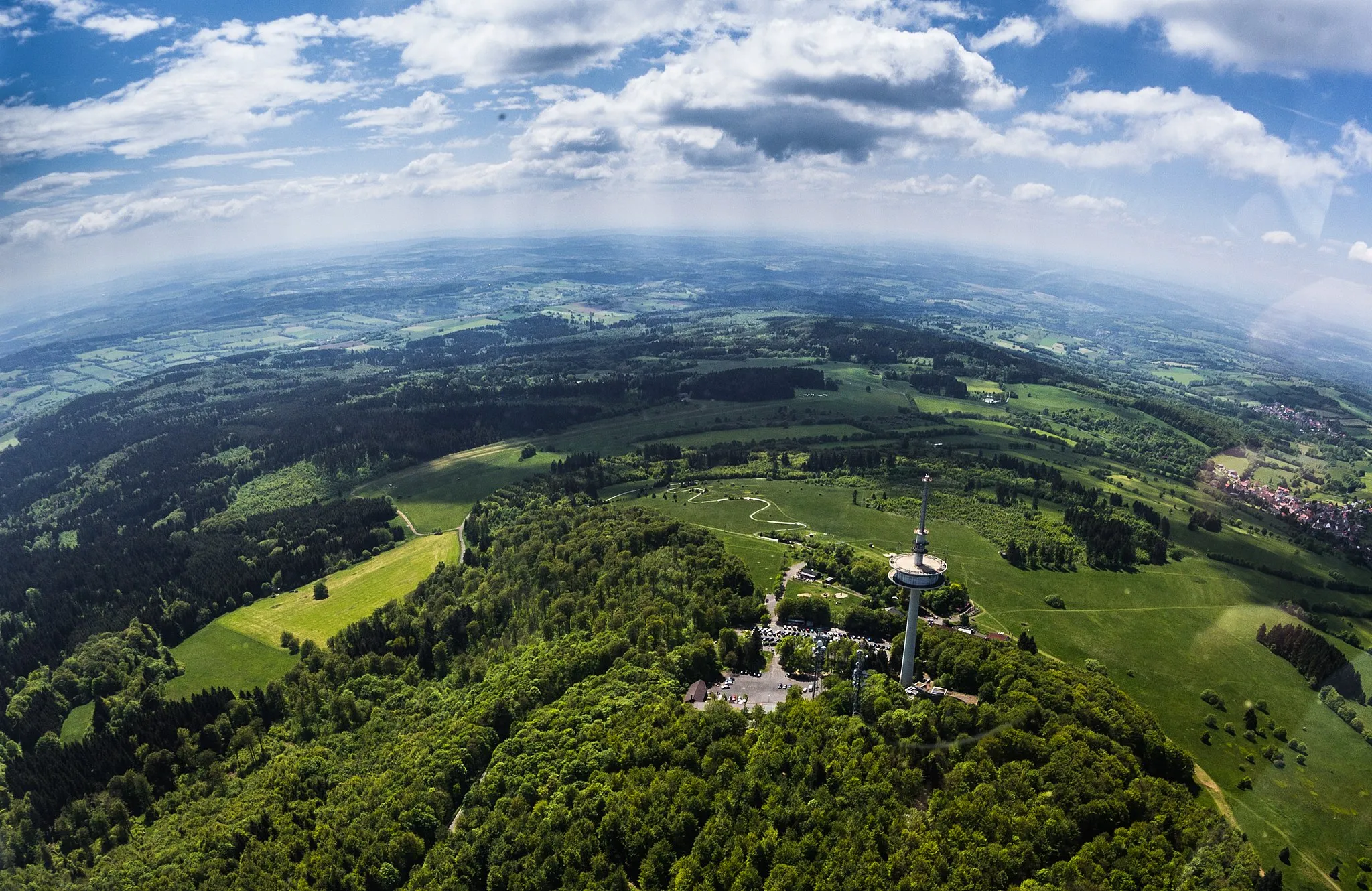 Photo showing: Luftbild des Hoherodskopfs (Vogelsberg), im Hintergrund das Segelfluggelände des Flugsportclubs Rüsselsheim e.V.