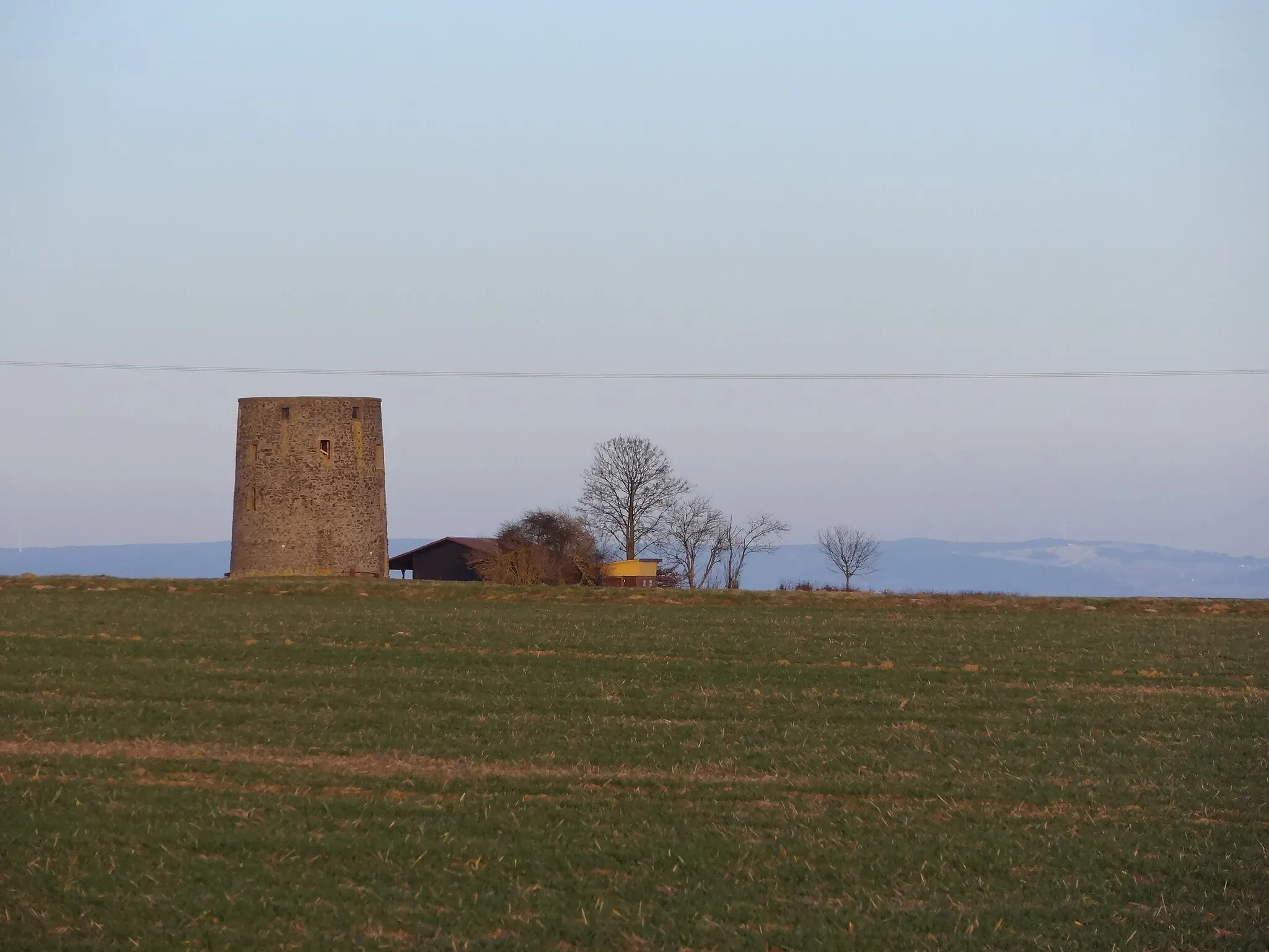 Photo showing: Grüninger Warte, im Hintergrund rechts der Hoherodskopf