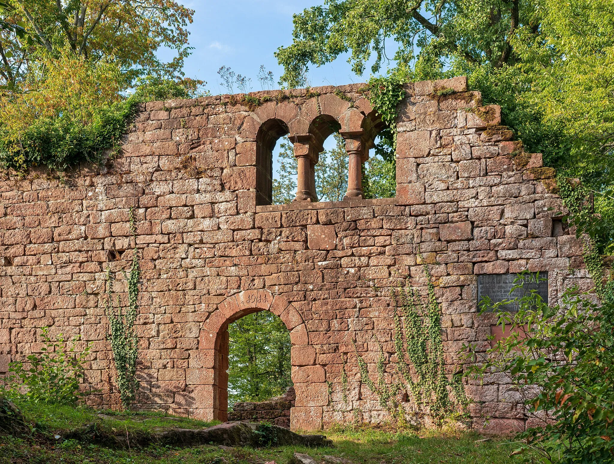 Photo showing: Eberbach, Germany, Eberbach castle: the southern façade of the palas, reconstructed in 1911 from the remaining parts. Photo taken with evening sun in autumn.