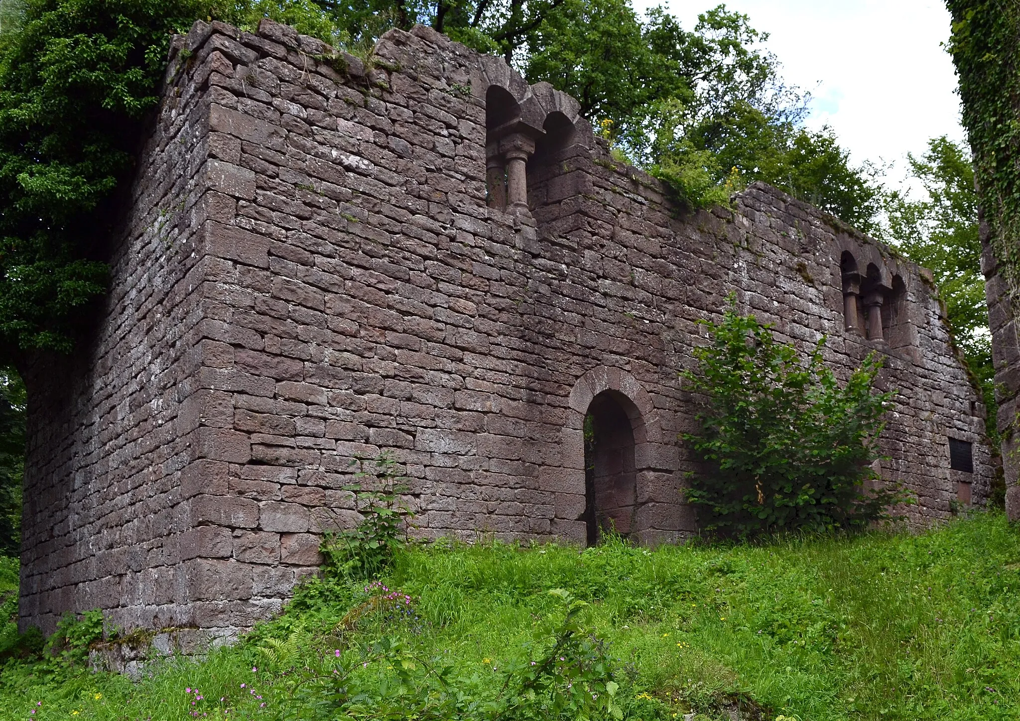 Photo showing: Burg Eberbach, Palas der Mittelburg