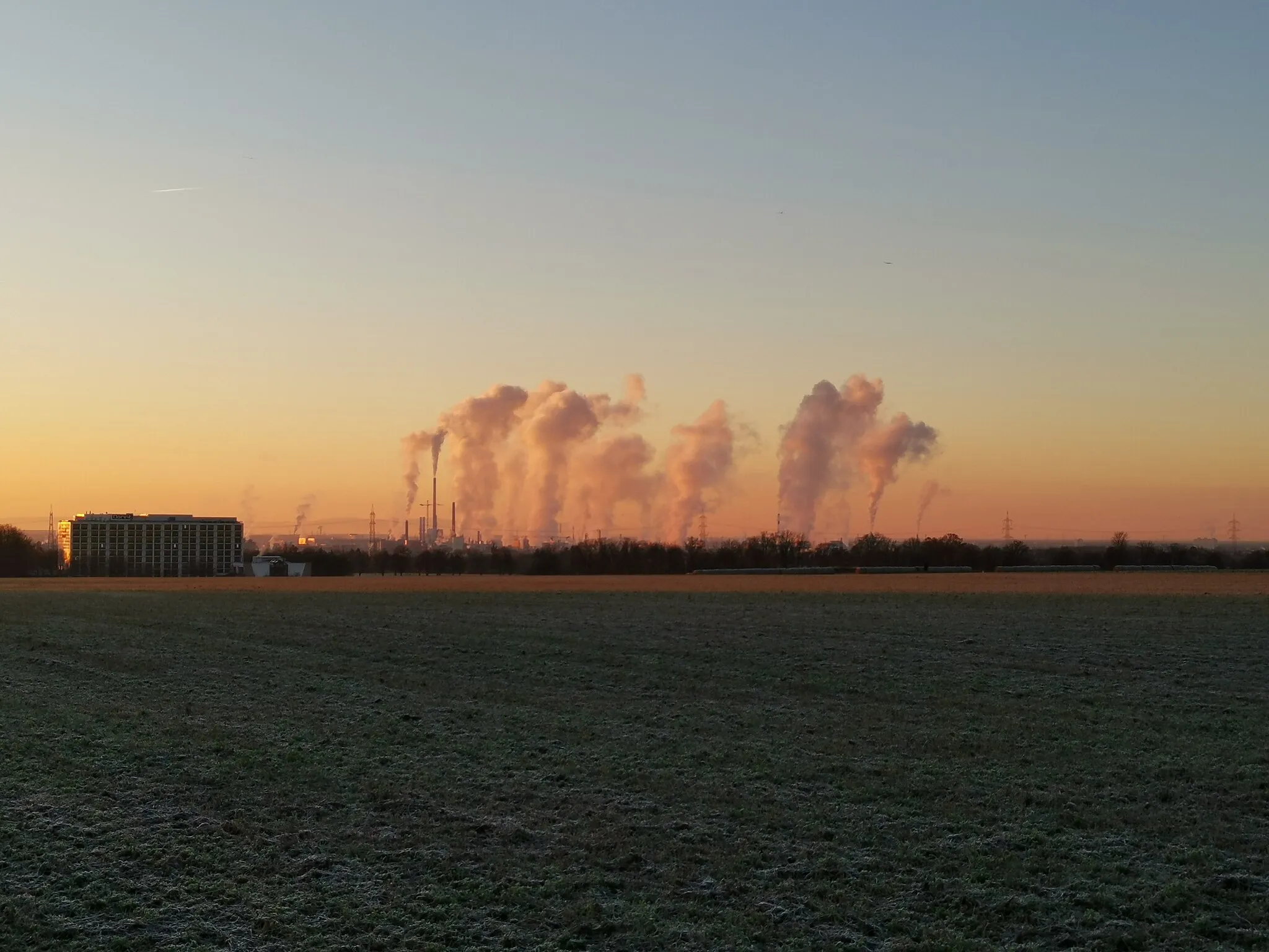 Photo showing: Rauchfahnen über Industriepark Höchst von Sulzbach (Taunus) aus gesehen. Feldweg Mainzer Straße bietet einen unverbauten Panoramablick auf den Industriepark und Maintal dahinter.