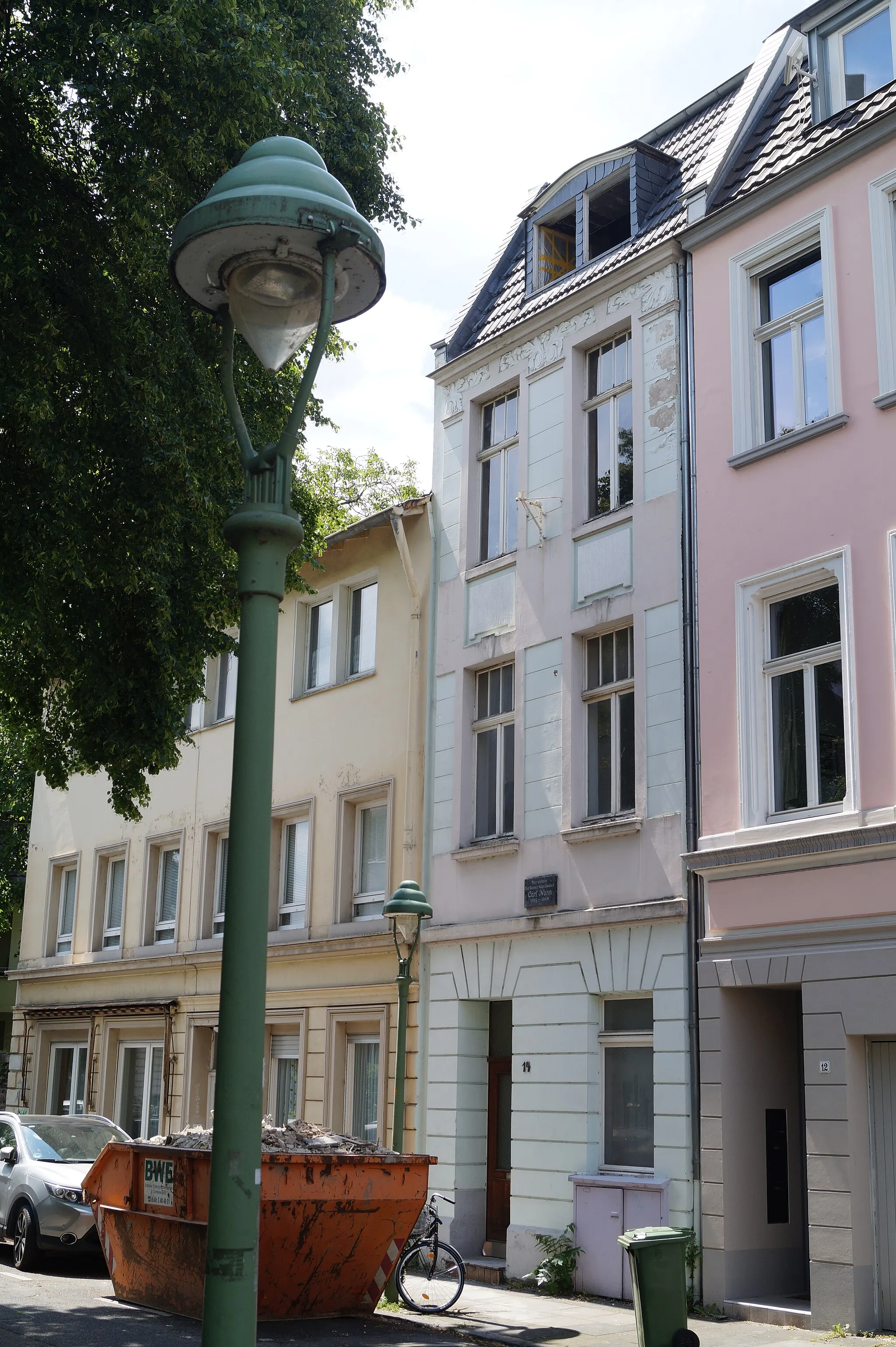 Photo showing: Fassade des Hauses Niebuhrstr. 14 in Bonn (mittleres Haus). Wohnort von Carl Nonn 1905–1949.