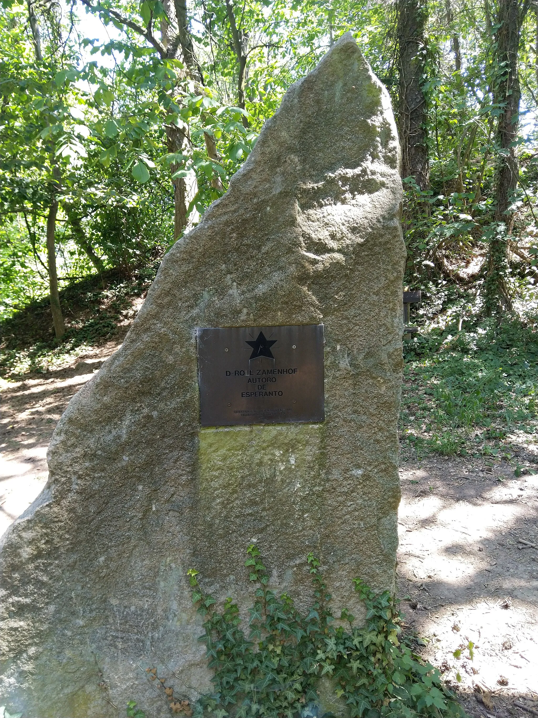 Photo showing: Sur la Sedan-placo de la vilagxo Flonheim trovigxas tiu monumento