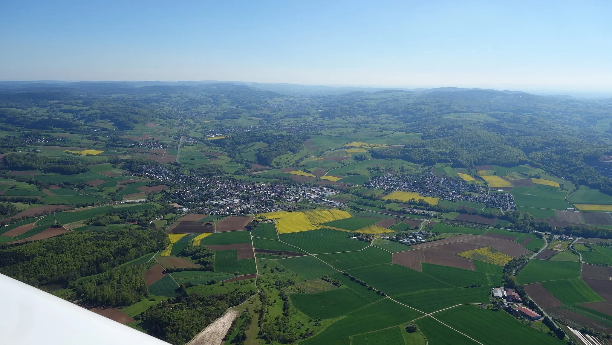 Photo showing: Brensbach, mit Blick aus ~500m Flughöhe, rechts mit Ortsteil Wersau, im rechten unteren Bildrand der Kohlbacher Hof, weiter hinten im Bild das Gersprenztal mit Ortsteil Nd.-Kainsbach, rechts hinter dem Waldstück die Gemeinden Fr.-Crumbach, Reichelsheim und Weschnitztal. Foto by Schlagino 05-2017