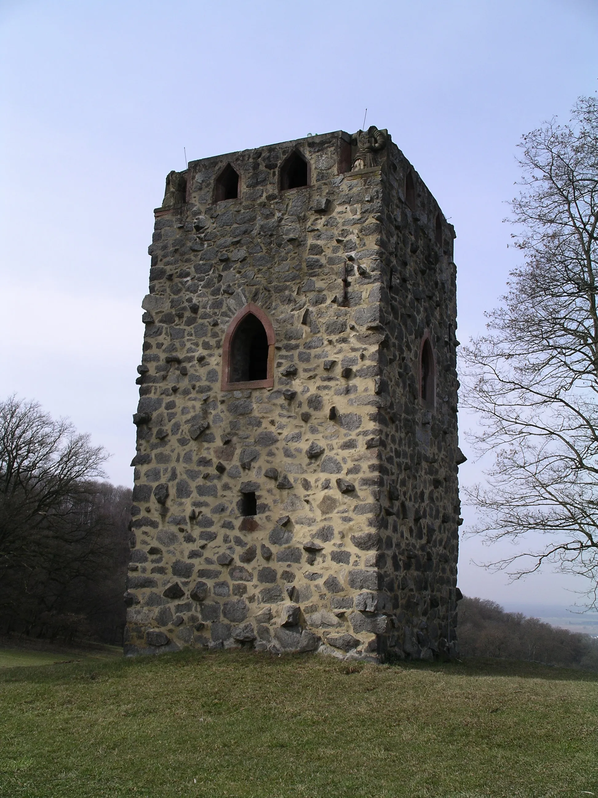 Photo showing: Waldnersturm (Vierrittersturm) auf dem Gebirgspass zwischen Hemsbach und Ortsteil Balzenbach / Niederliebersbach (Hessen). Der Waldnerturm im Stil eines Bergfrieds wird wegen seiner vier Büsten (Ritterfiguren) an den vier Ecken auch Vierritter-Turm genannt. 1837 wurde er vom Grafen Waldner von Freundstein (deshalb auch Waldnerturm genannt) auf der Höhe der Talsenke zwischen Bocksberg und Kreuzberg in seiner heutigen Form aus Granit gebaut, die den Schafhof (Waldnerhof) unterhalb des Turms mit seinen 20 Hektar bewirtschaften ließen. Heute dient der Turm als Aussichtsturm mit tollem Blick auf die umliegenden Höhen, ins Weschnitztal und über die Oberrheinische Ebene hinweg zum Pfälzer Wald in Richtung Odenwald und ist Teil des Naturschutzgebietes Schafhof.