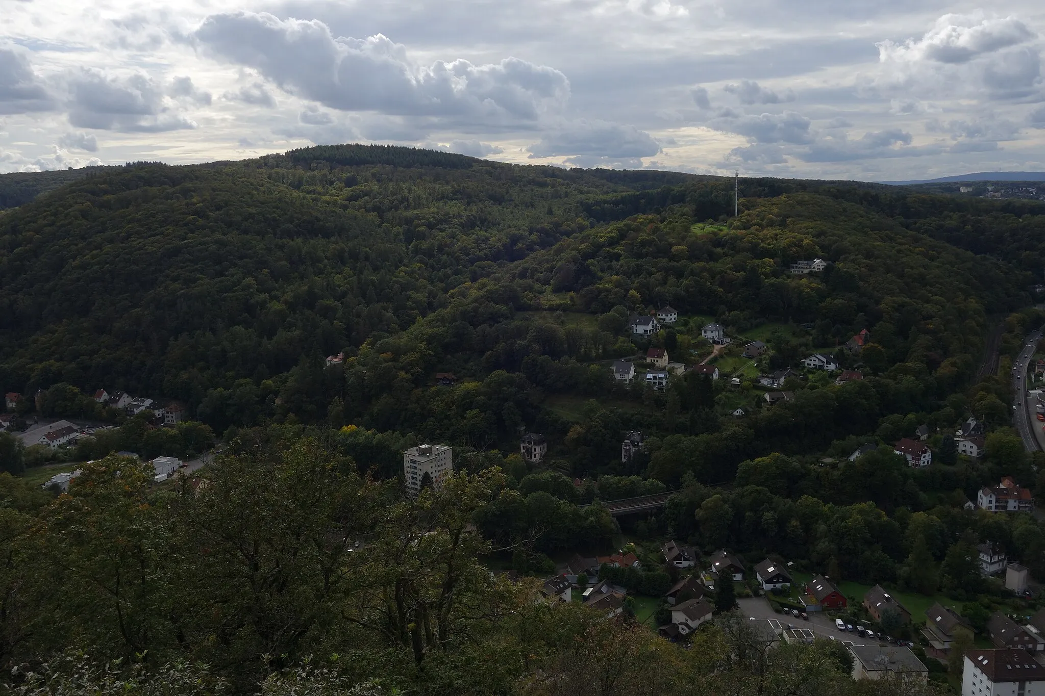 Photo showing: Judenkopf (Lorsbach) vom Kaisertempel gesehen, über den Häusern am südlichen Rand Eppsteins
