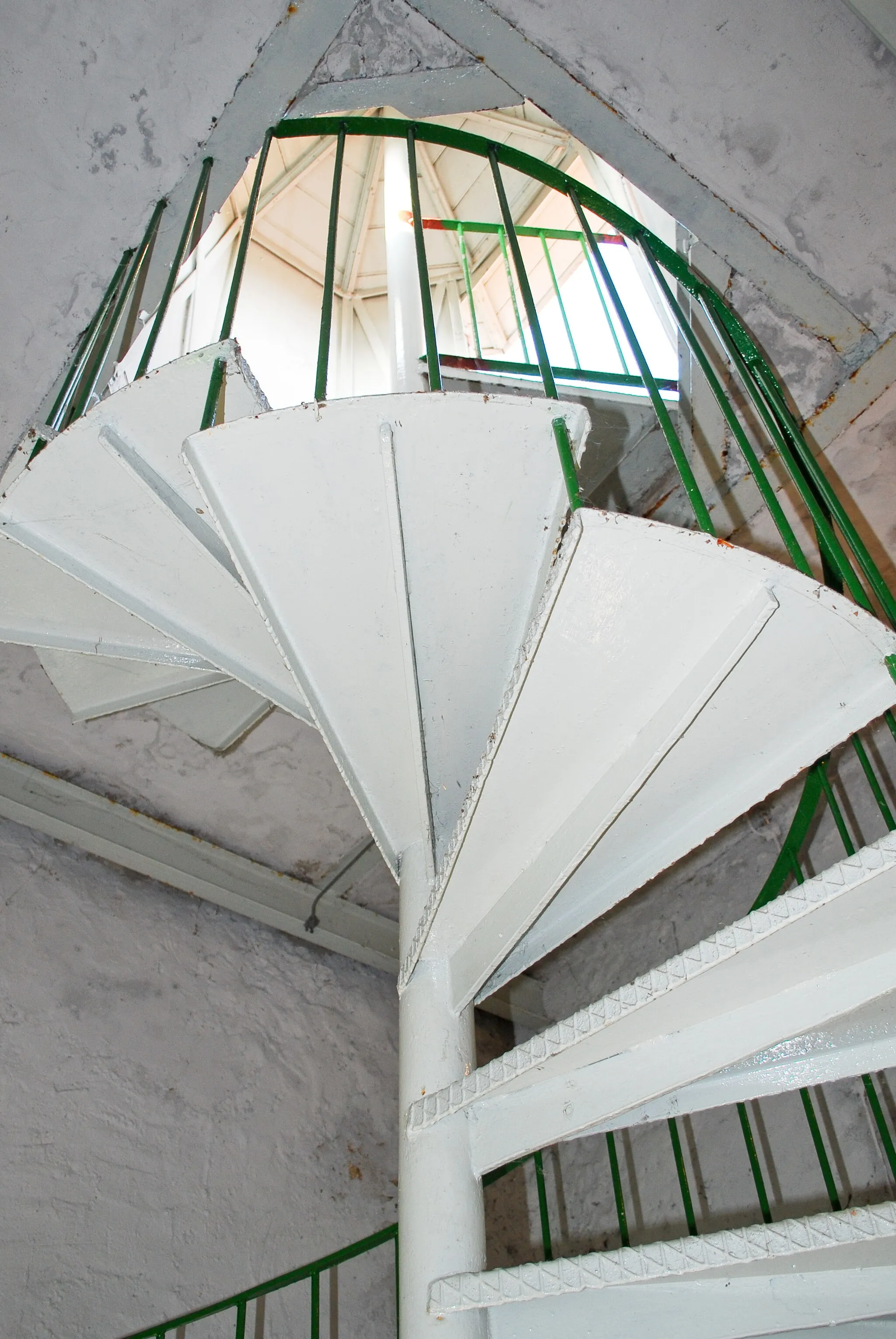 Photo showing: Der 24 Meter hohe Bieberer Aussichtsturm in Offenbach-Bieber. Er wurde 1882 erbaut und ist von Anfang Mai bis Ende Oktober an Sonn- und Feiertagen geöffnet. Hier die Wendeltreppe (mit Spindel); Spindeltreppe kurz vor dem Turmausstieg.