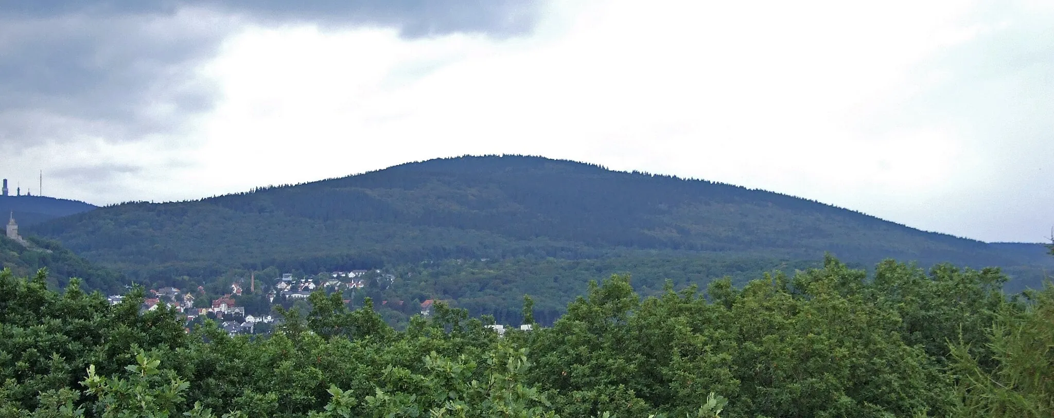 Photo showing: "Altkoenig" (3rd highest mountain in "Taunus"), seen from "Koenigstein" in Hesse, Germany