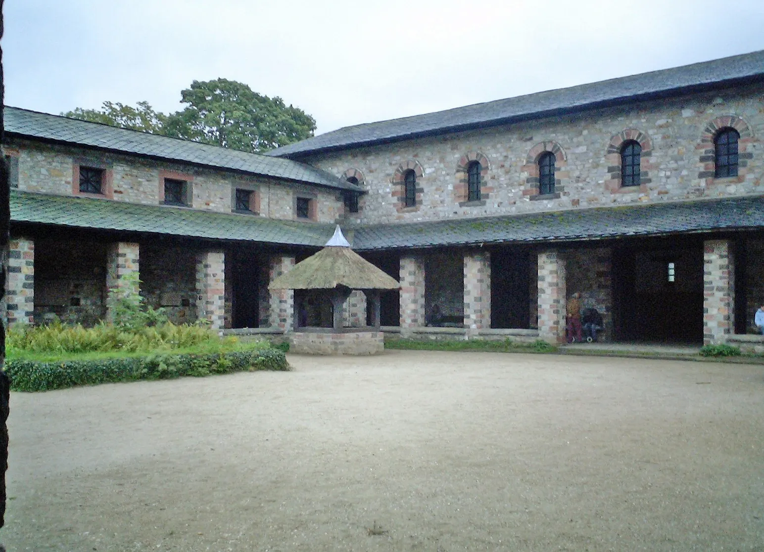 Photo showing: Internal courtyard of the Roman fort (castrum) of en:Saalburg, Germany (Hesse), looking back at the great hall