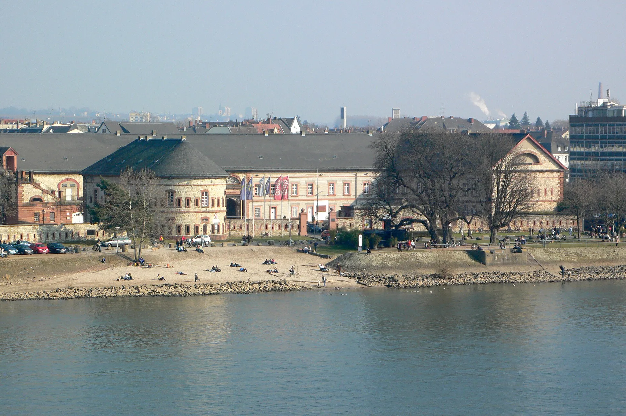 Photo showing: Die „Rundumverteidigungsanlage“ Reduit am Am Rheinufer in Mainz-Kastel. Sie wurde 1832 bis 1833 zur Sicherung der schwimmenden Brücke über den Rhein als Festung des Deutschen Bundes erbaut