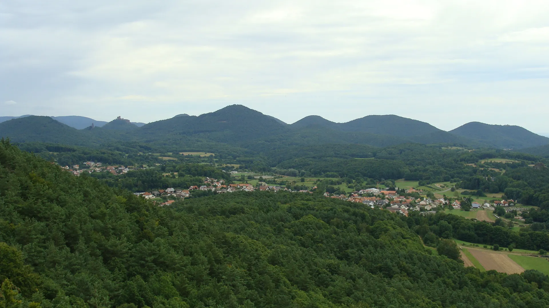 Photo showing: Rehberg und nördlicher Wasgau bei Annweiler - Blick vom Rötzenfelsen am Rötzenberg im Wasgau/Pfälzerwald