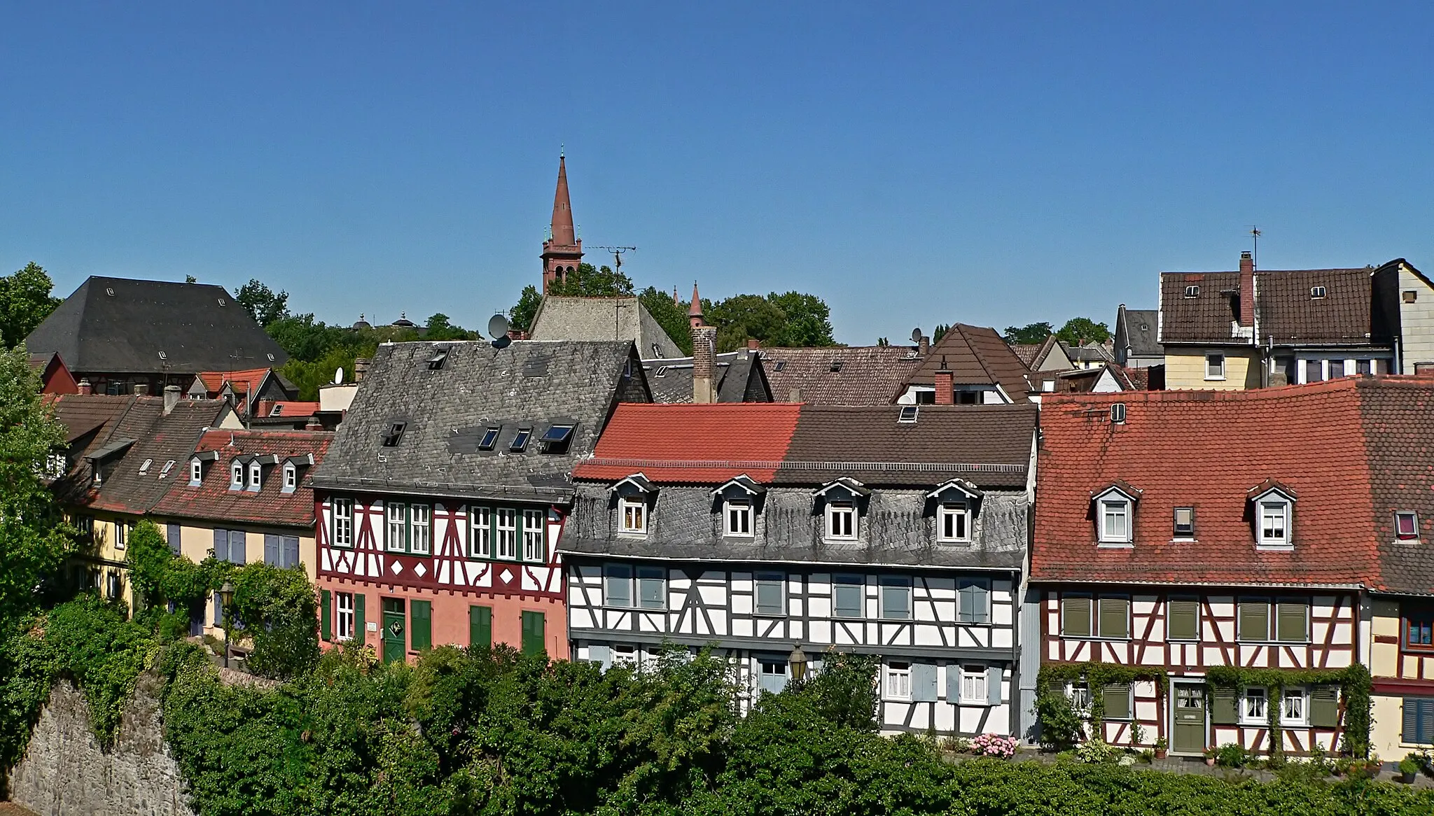 Photo showing: View from Höchst Castle of the Burggraben lane with old half-timbered houses