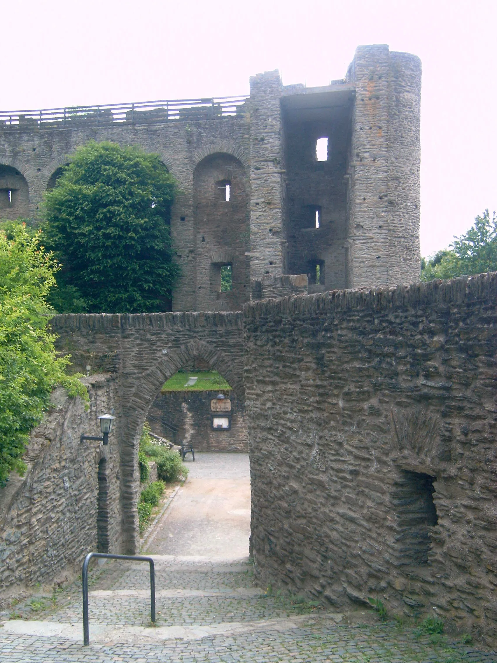 Photo showing: Burg Hohenstein, Innenseite der äußeren Schildmauer
