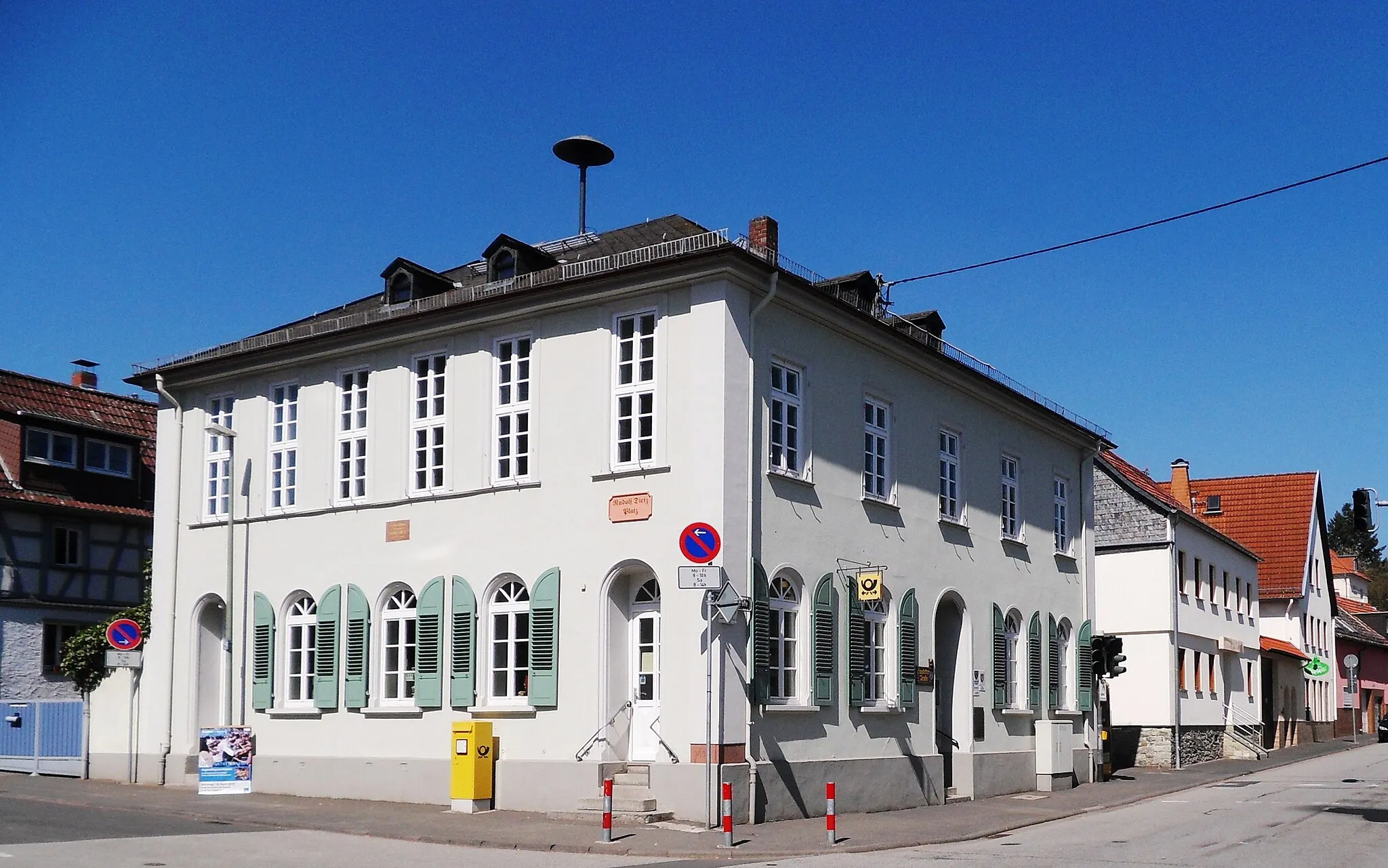 Photo showing: Rathaus in Wiesbaden-Naurod, Fondetter Straße, Sitz der Ortsverwaltung und Geburtshaus des Heimatdichters Rudolf Dietz. Blick von Süden.