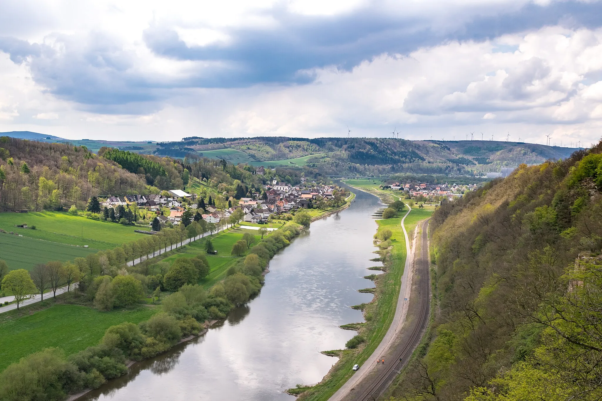 Photo showing: Blick auf die Weser vom Weser Skywalk Richtung Herstelle und Würgassen; die Weser sowie Wald und Grünflächen links davon gehören zum LSG Beverungen, der rechte Teil zum NSG Hannoversche Klippen