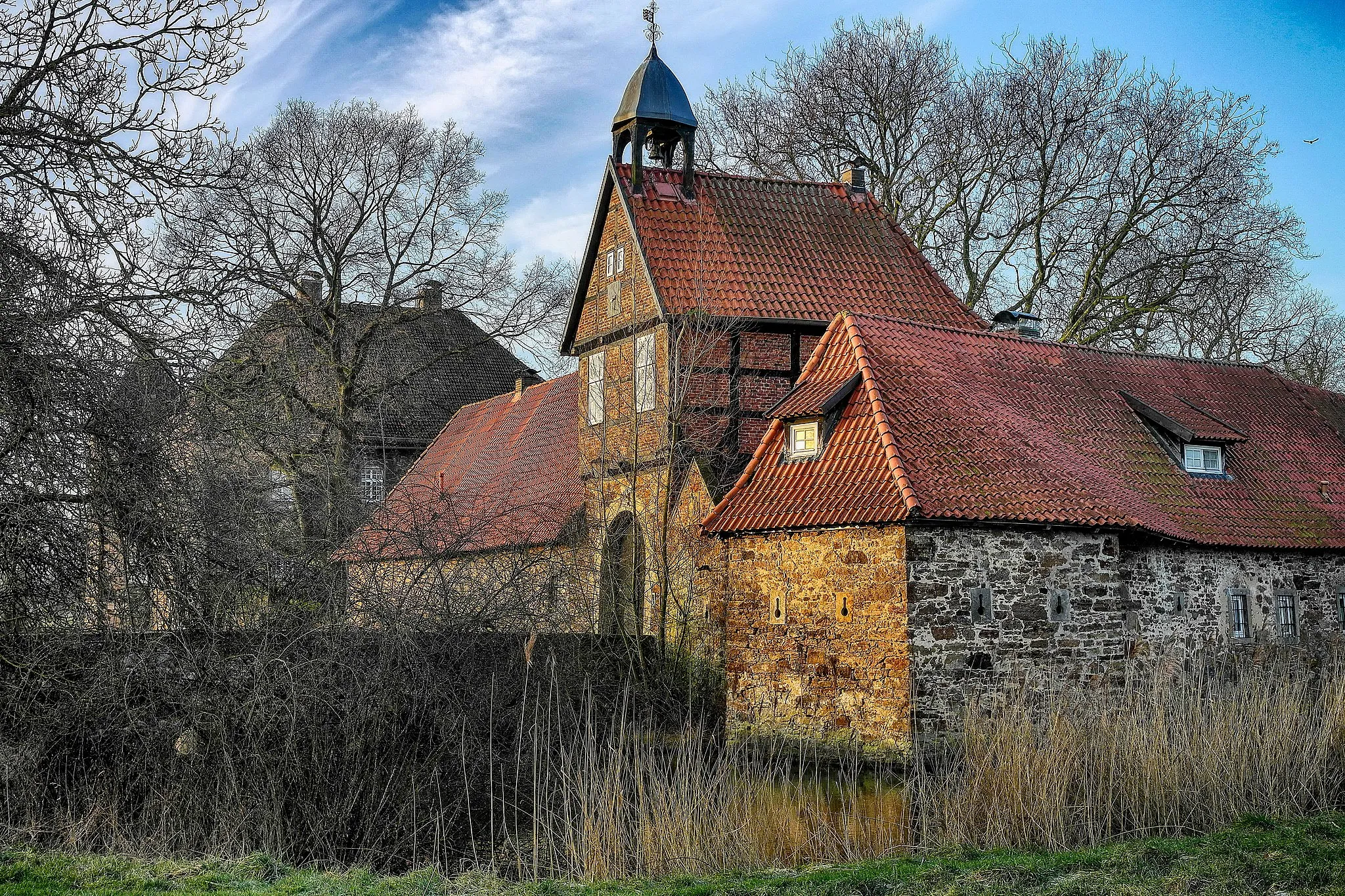 Photo showing: Das Gut Stockhausen, auch Burg Stockhausen oder Haus Stockhausen genannt ist eine Wasserburg am südwestlichen Rand der Lübbecker Ortschaft Stockhausen. Ihre Anfänge sind nicht genau bekannt, reichen jedoch mindestens in das 14. Jahrhundert zurück.