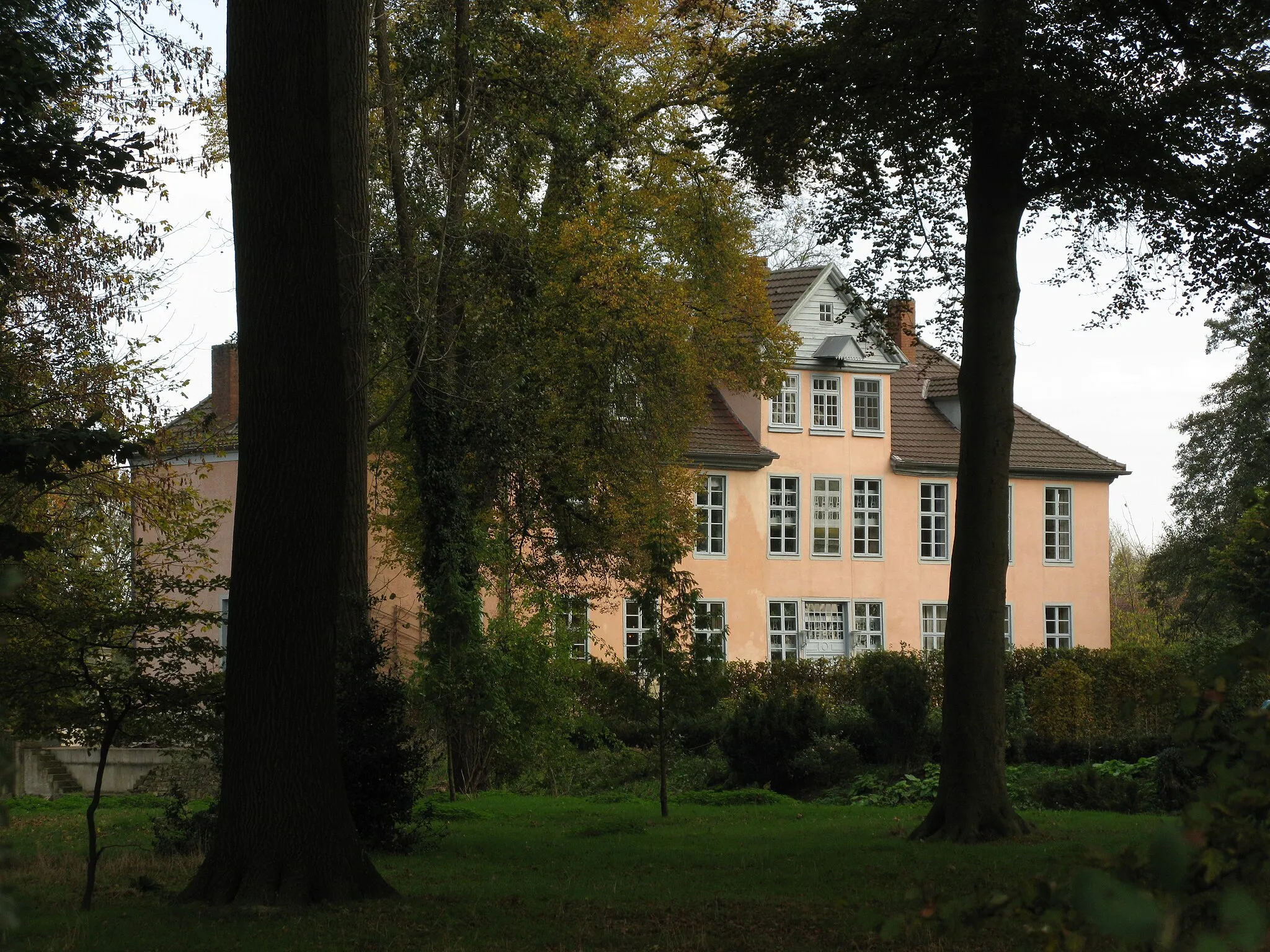 Photo showing: Gut Groß-Engershausen, Gutshaus von der Gartenseite

This is a photograph of an architectural monument. It is on the list of cultural monuments of Preußisch Oldendorf.