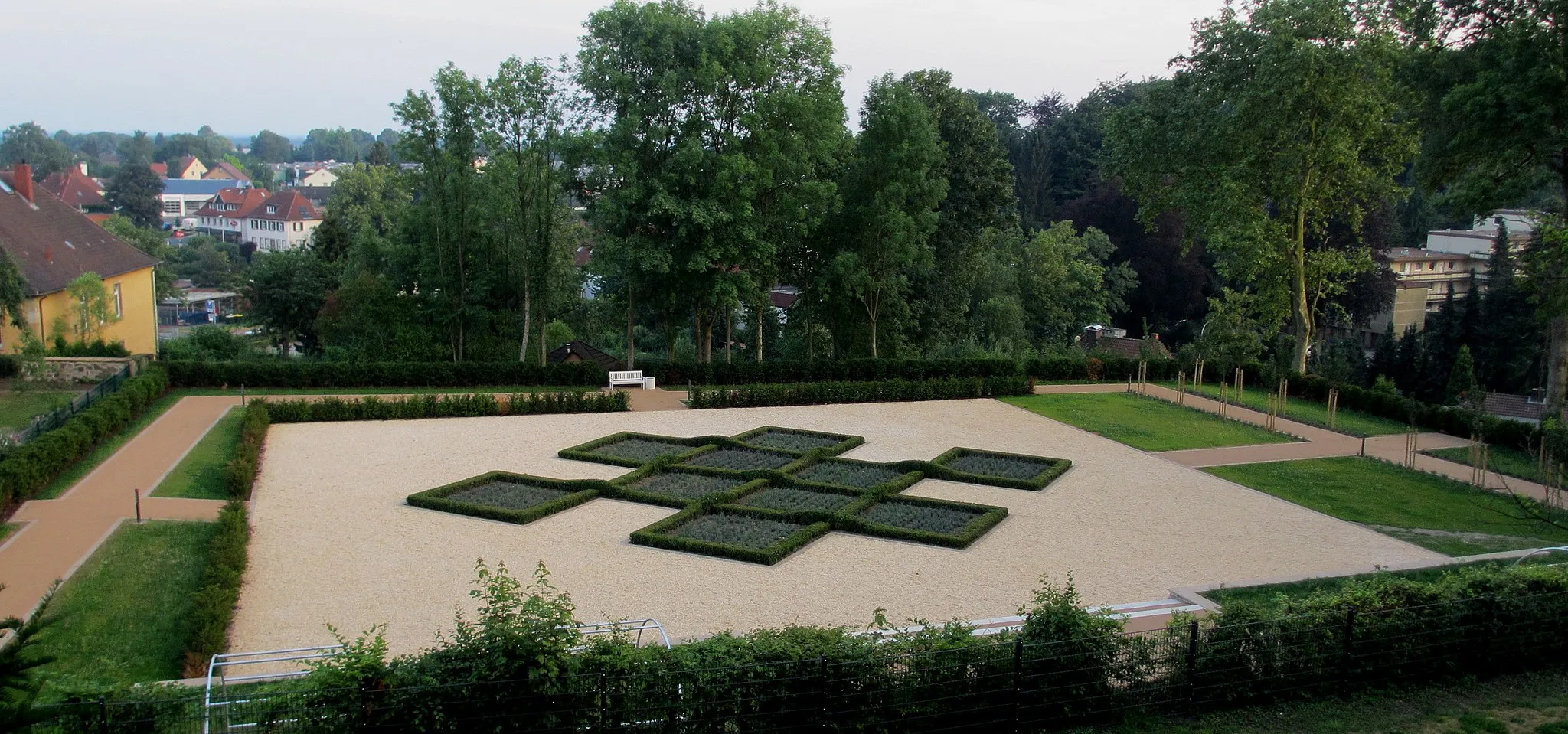 Photo showing: Der Knotengarten von Schloss Iburg (Landkreis Osnabrück, Niedersachsen). Er wurde 2013 auf der Südseite des Schlossbergs angelegt. Für den 3500 Quadratmeter großen Garten wurden Bäume gefällt und Wege zum Schloss und zum Charlottensee neu angelegt.