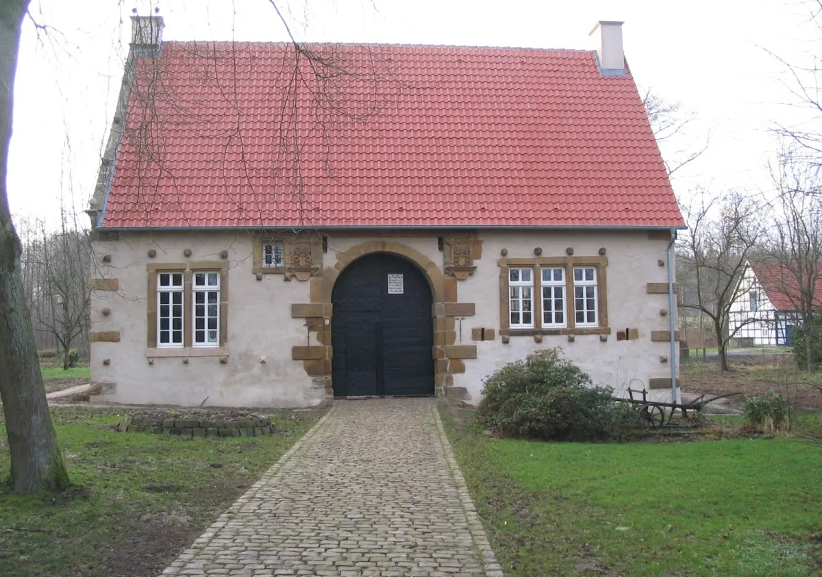 Photo showing: Gatehouse of Werburg Castle in town of Spenge, District of Herford, North Rhine-Westphalia, Germany.