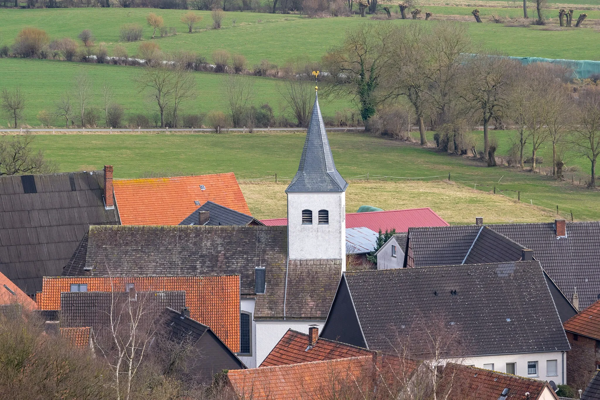 Photo showing: Katholische Kirche St. Johannes Baptist in Nieheim-Entrup (vom Lattbergturm)