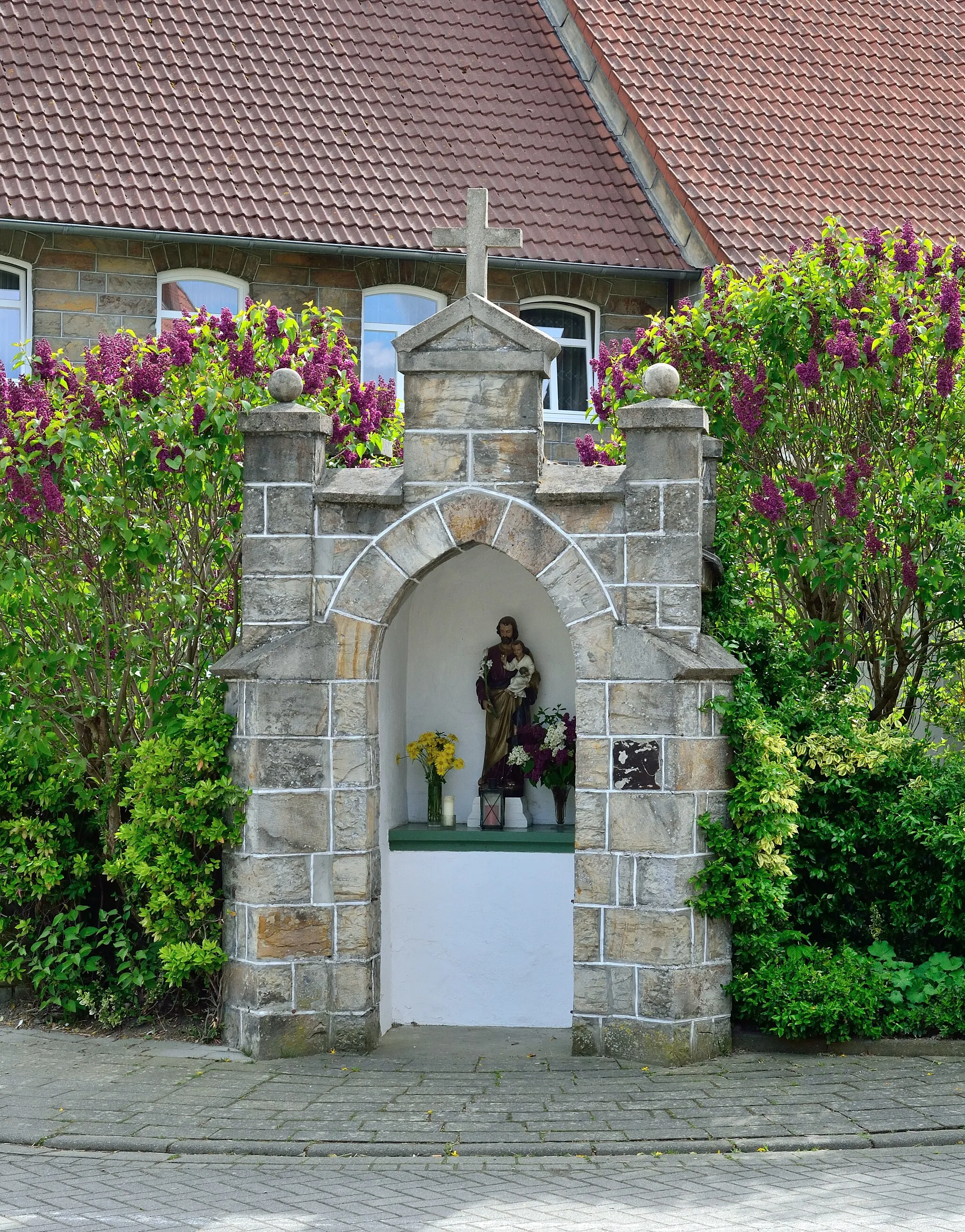 Photo showing: This is a photograph of an architectural monument. It is on the list of cultural monuments of Borchen.
Wegekapelle