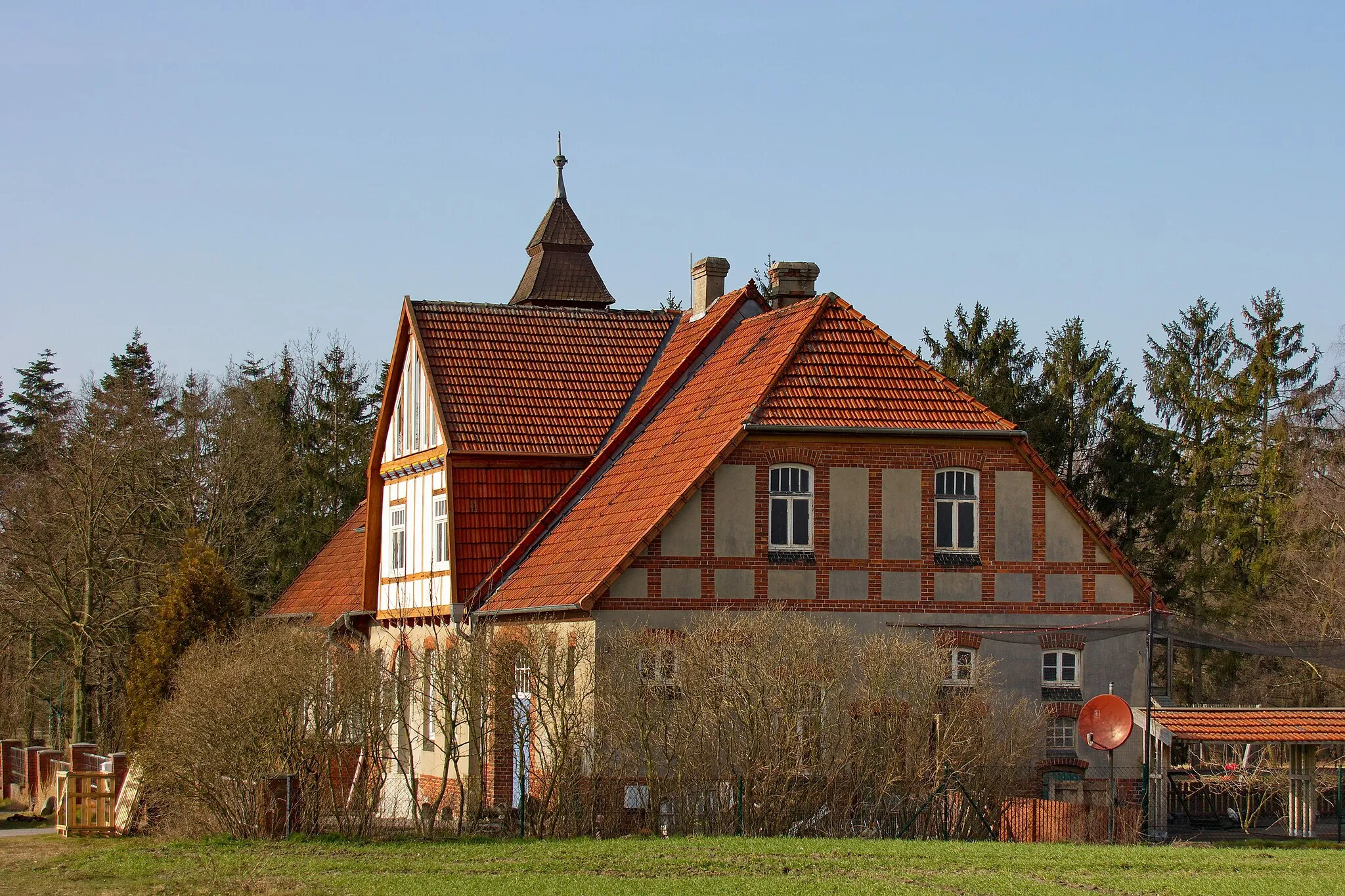 Photo showing: Die Alte Schule von 1912 in Seelenfeld (Petershagen) diente bis 1965 als Bildungsstätte.