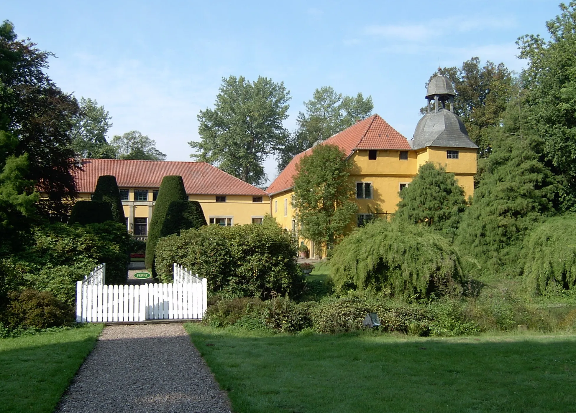 Photo showing: Picture shows the main building of Gut Böckel from the east, a castle near Rödinghausen-Bieren, Germany. The tower on the right hand side was a summer long retreat of the german poet Rainer Maria Rilke.