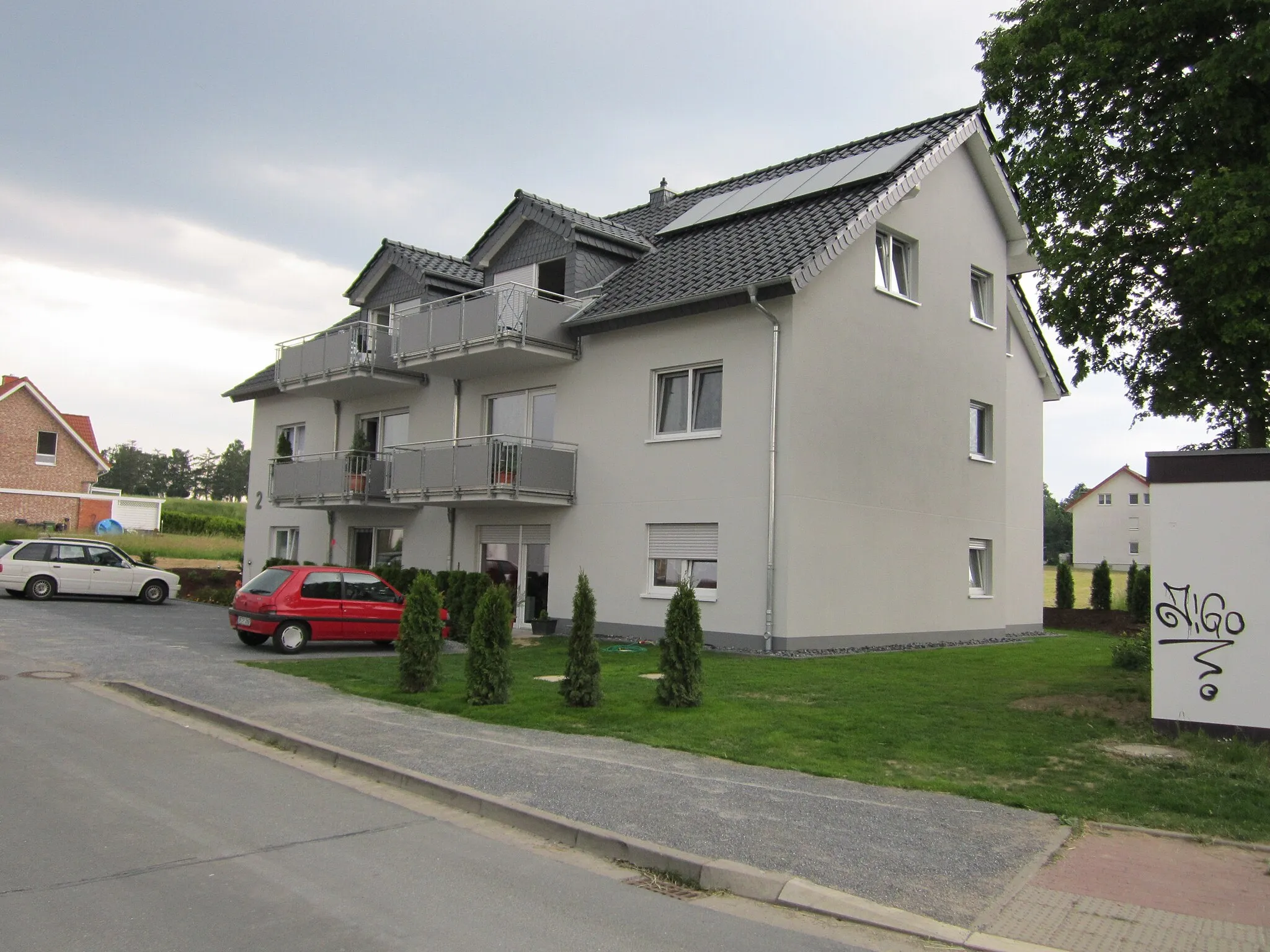 Photo showing: Neubauten sind in Westerenger allgegenwärtig. Dieses Mehrfamilienhaus wurde in den Jahren 2010 und 2011 errichtet.