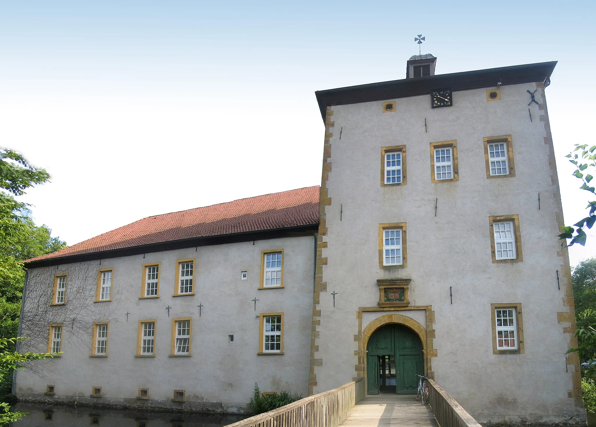 Photo showing: Bustedt Castle in Hiddenhausen, District of  Herford, North Rhine-Westphalia, Germany.