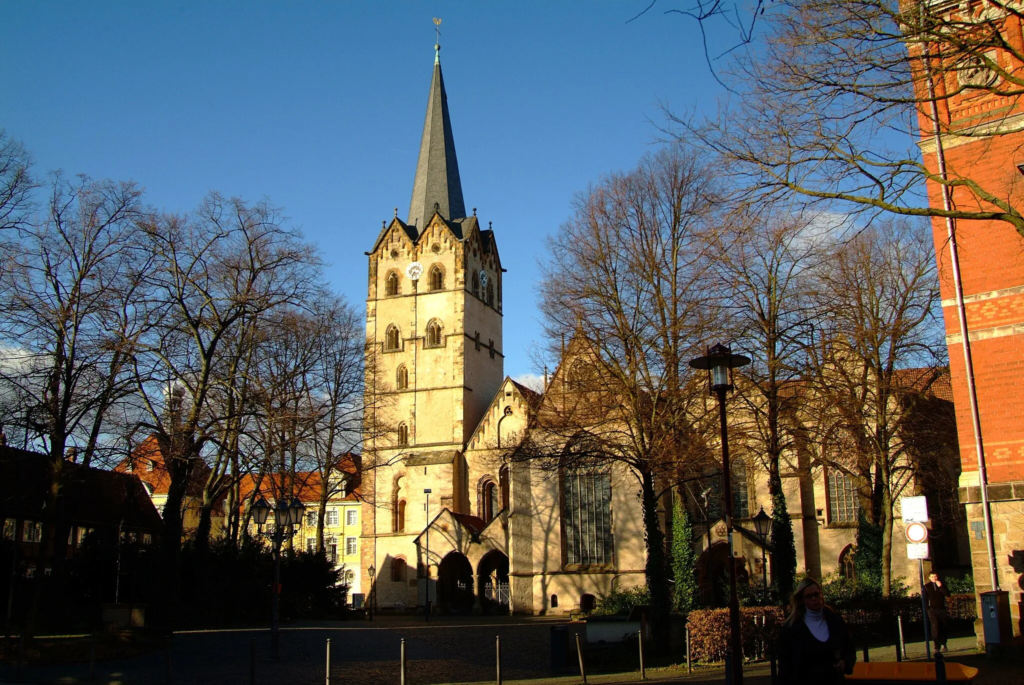 Photo showing: The Muensterkirche in in town of Herford, District of Herford, North Rhine-Westphalia, Germany. During the middleages it was a famous monastery for the education of upperclass daughters. The photo shows the south side of the building.