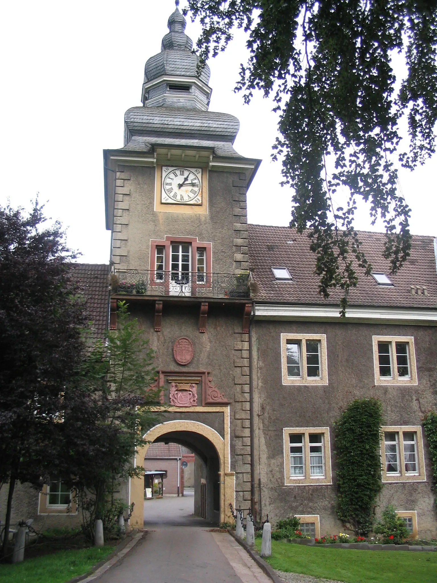 Photo showing: Gatetower of Mühlenburg Castle in town of Spenge, District of Herford, North Rhine-Westphalia, Germany.