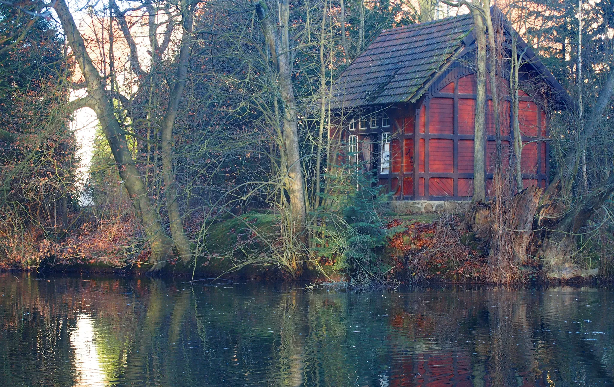 Photo showing: 500px provided description: A little red truss hut near the moat of castle Ulenburg [#red ,#winter ,#water ,#pond ,#castle ,#december ,#moat ,#wasser ,#b?ume ,#h?tte ,#graben ,#teich ,#truss ,#dezember ,#teich graben]