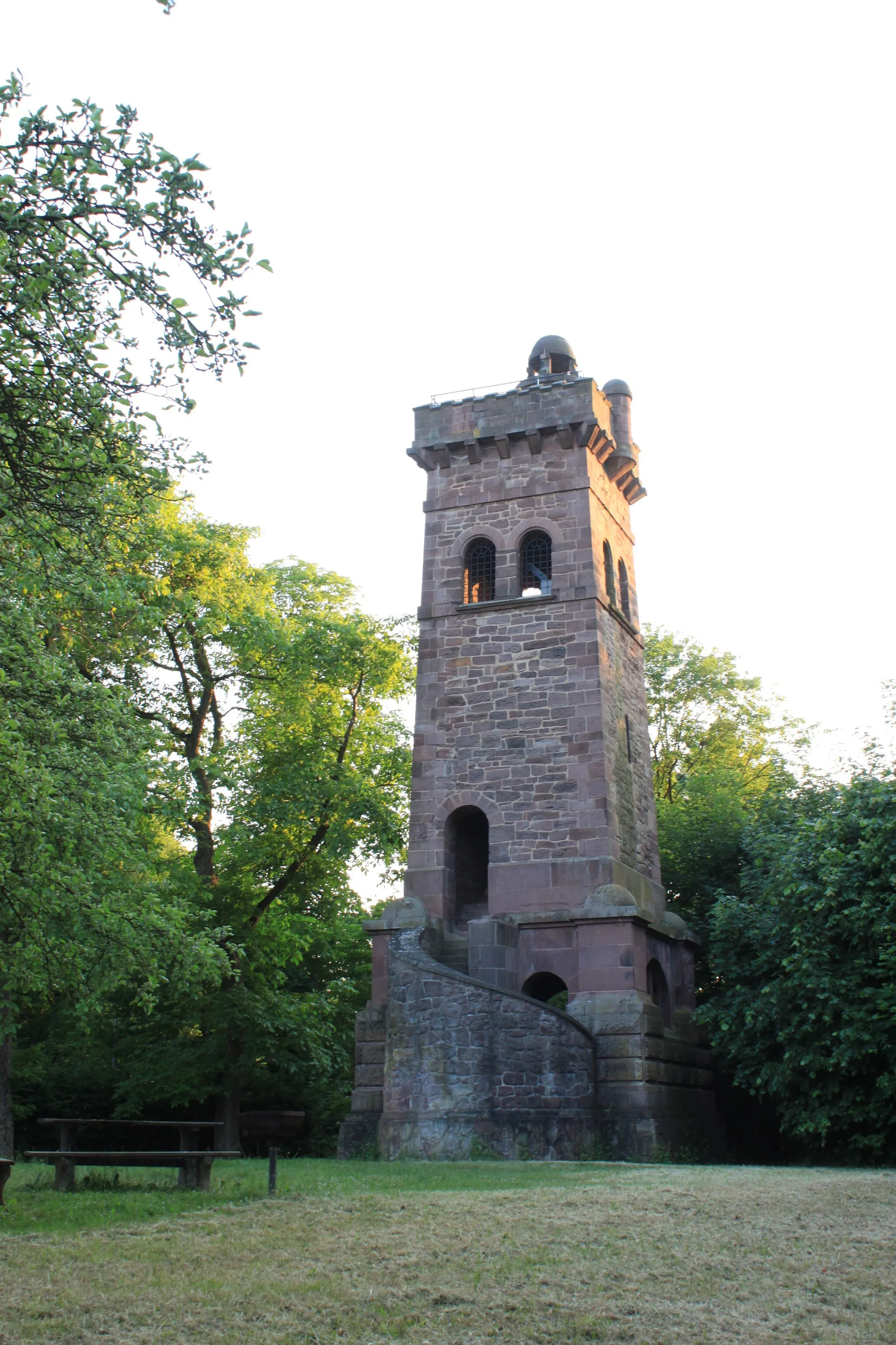 Photo showing: Blick vom Osten des Holzmindener Stadtparks auf den  1908 erbauten Kaiser Wilhelm Turm. Errichtet in Gedenken an Kaiser Wilhelm I. Turmhöhe 17 Meter.