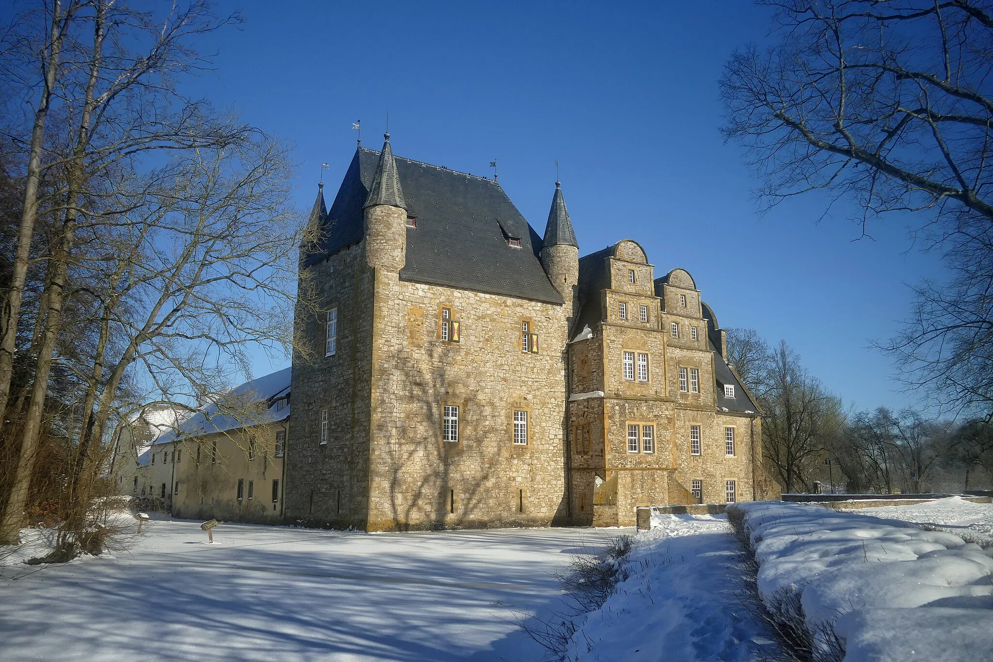 Photo showing: Die Burg wurde 1160 zum ersten Mal urkundlich erwähnt, wird aber auf das 11. Jahrhundert geschätzt.1490 durch einen Brand zerstört und von 1500 -1532 im Stil der Weserrenaissance wieder errichtet.
