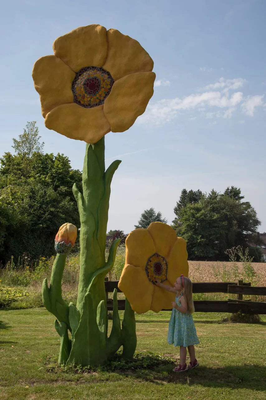 Photo showing: Die Blumenskulptur 'Hägermone' wurde von der ortsansässigen Künstlerin Irmgard Wiesbrock gestaltet