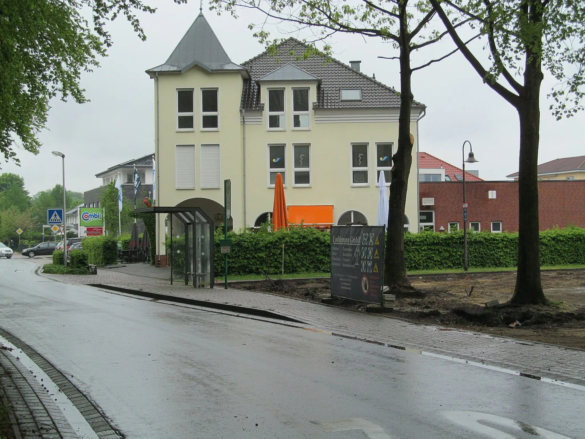 Photo showing: die Bushaltestelle Waldschlösschen in der Adenauerstraße in Harsewinkel-Marienfeld für die Fahrtrichtung Westen