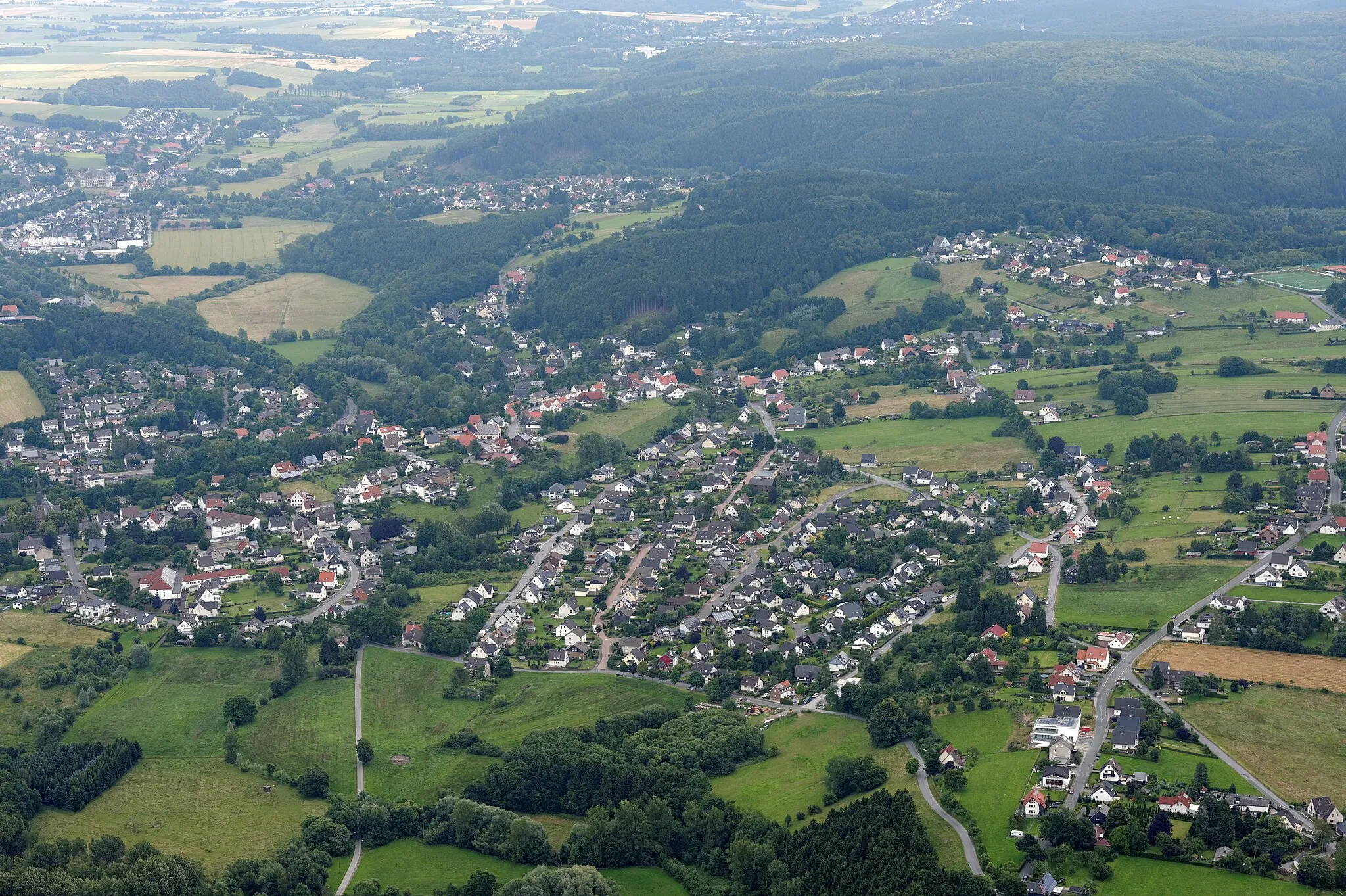 Photo showing: Fotoflug Sauerland-Nord. Warstein-Allagen mit Warstein-Sichtigvor und Warstein-Mülheim im Hintergrund.