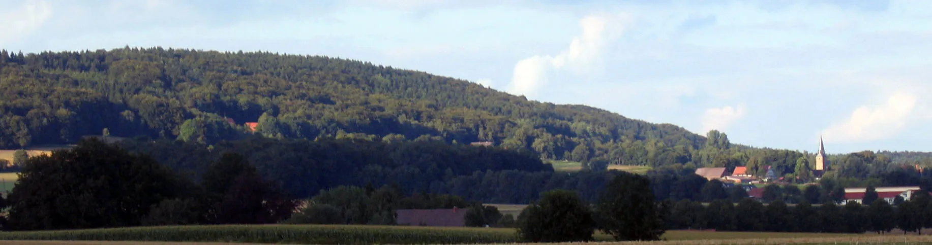 Photo showing: View from Melle-Buer towards the town of Rödinghausen-Westkilver, Germany, situated at the southern slope of Wiehengebirge.